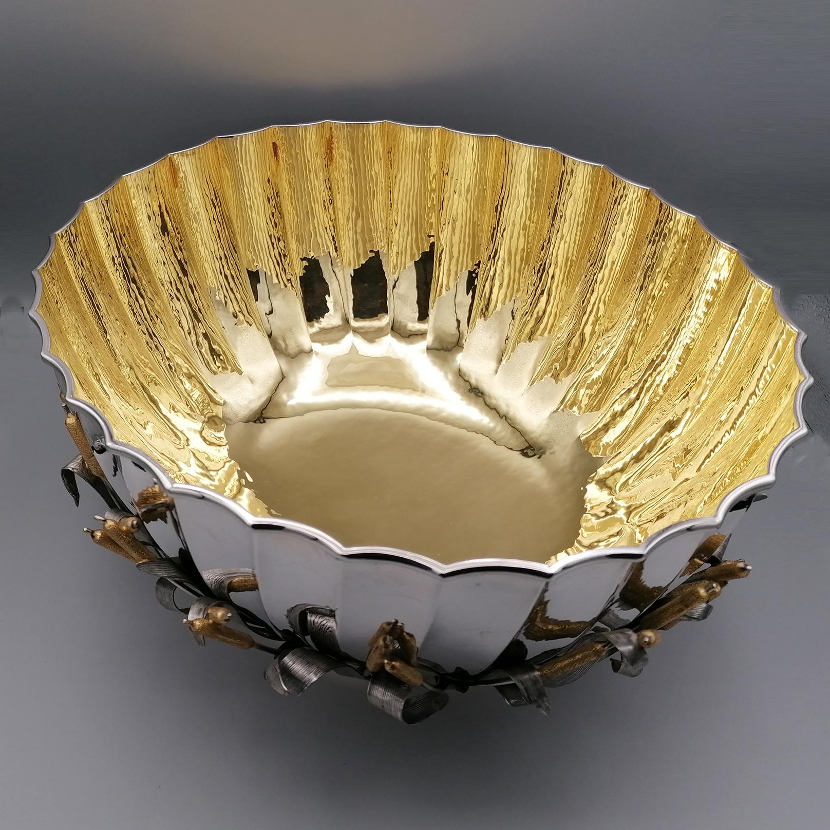 Centro de mesa hecho a mano en plata maciza italiana del siglo XX con adornos finales del siglo XX en venta