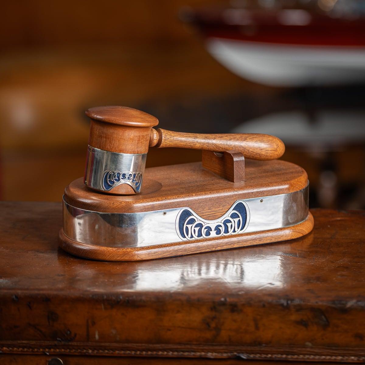 Argento massiccio del XX secolo montato su martelletto da banditore in mogano e supporto, fornito nella custodia originale. Argento inglese con marchio (standard 925), Londra, anno 1989 (P), produttore P&P (Padgham and Putland Ltd)

CONDIZIONE
In