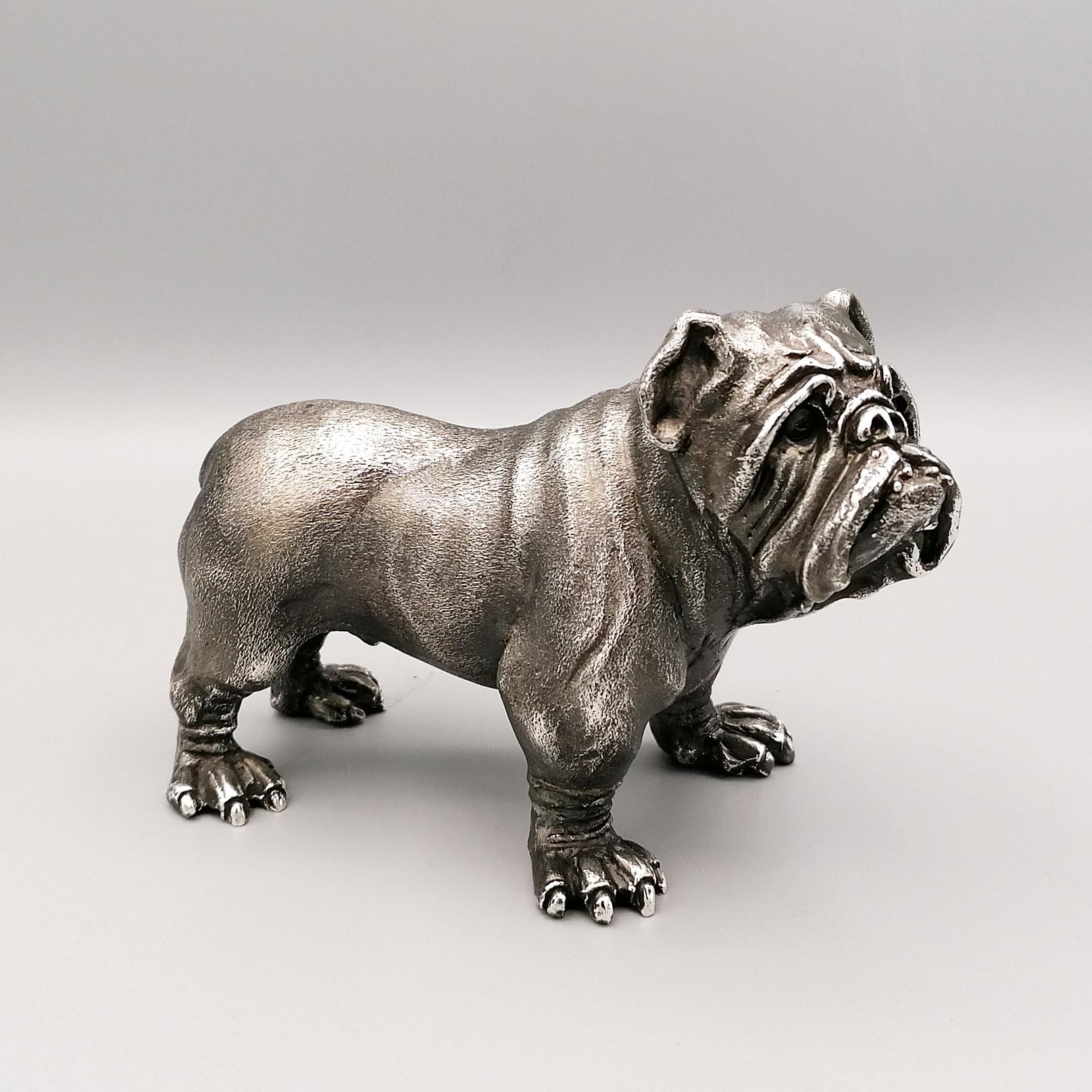 Miniature in solid silver of a Bulldog dog with casting and chisel finish and then burnished. 
gr. 645.