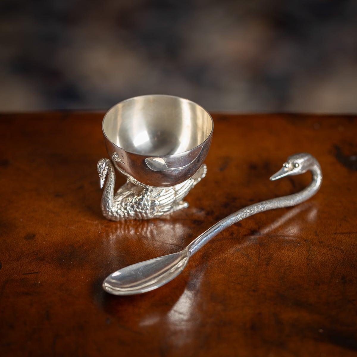 Sel et cuillère en forme de cygne en argent massif de la fin du 20e siècle, magnifiquement moulés et modélisés de façon réaliste comme un cygne, le corps moulé avec un plumage texturé détaillé tenant un bol simple. Argent anglais poinçonné (925