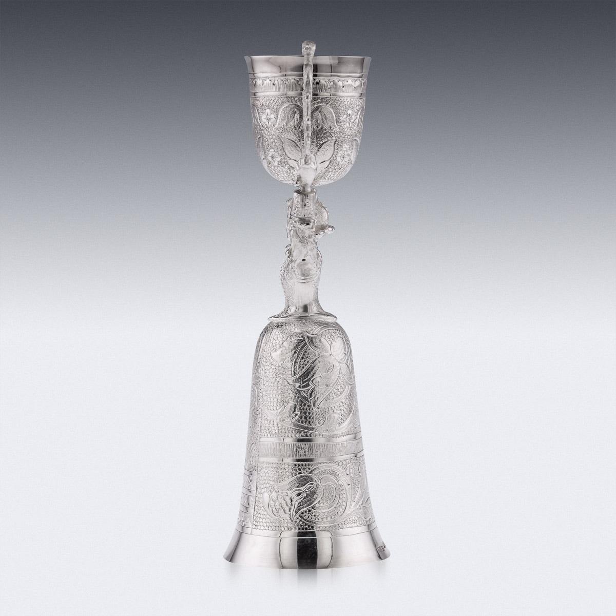 Neuheit 20. Jahrhundert massivem Silber Wette / Ehe Tasse, die Tassen Design inspiriert von den frühen 16. Jahrhundert deutschen Beispiel, modelliert als eine weibliche Figur, die über ihren Kopf eine kleine gewölbte schwenkbare Tasse und die