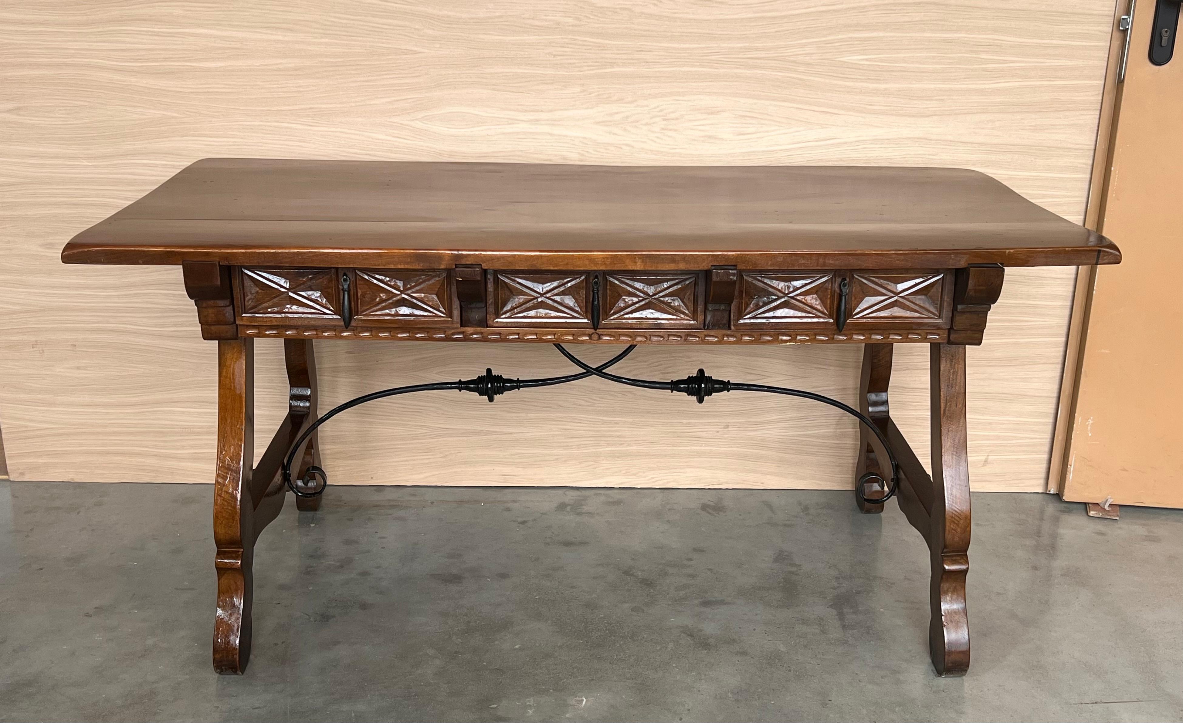 Baroque Table à écrire de réfectoire du 20e siècle en noyer massif baroque à pied en forme de lyre en vente