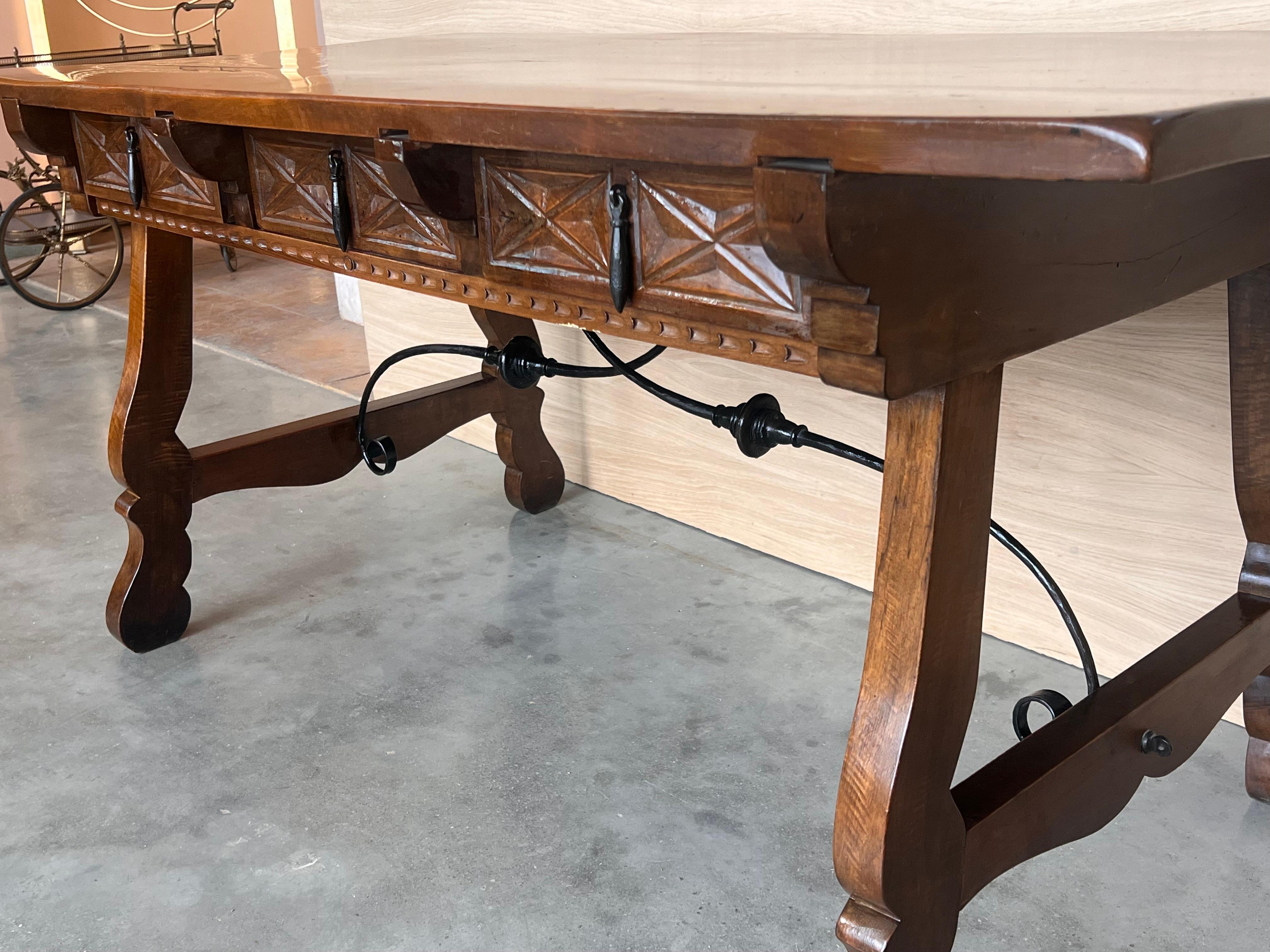 20ième siècle Table à écrire de réfectoire du 20e siècle en noyer massif baroque à pied en forme de lyre en vente