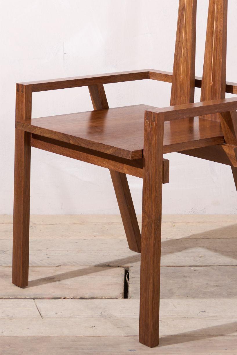 Chaise constructiviste en noyer massif du 20e siècle en vente 1