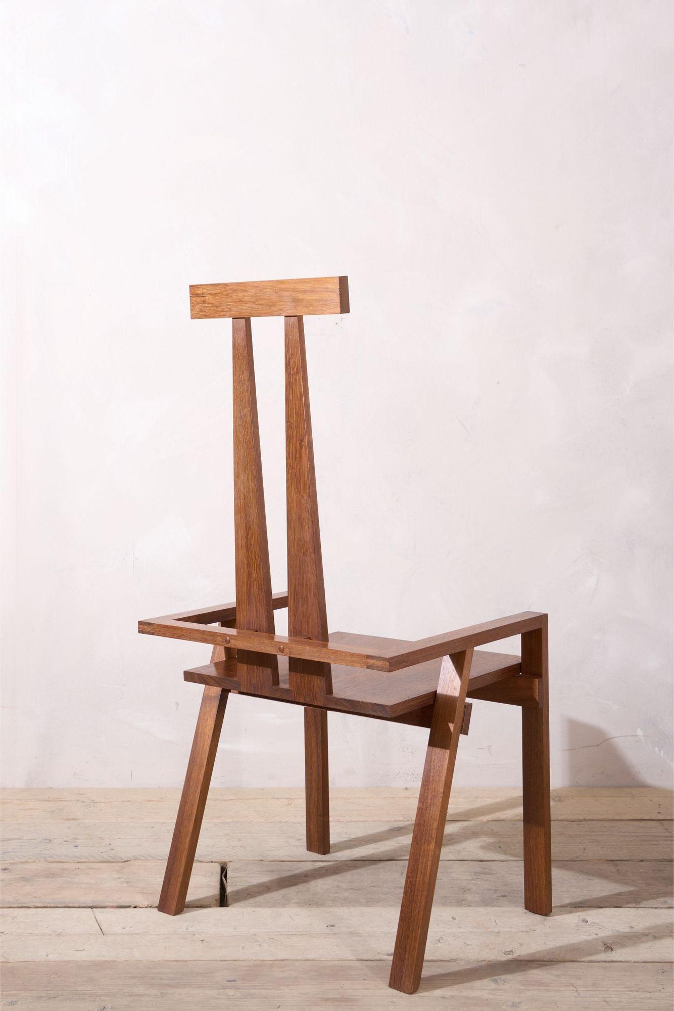 Chaise constructiviste en noyer massif du 20e siècle en vente 4