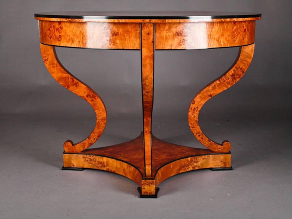 Classical, noble table in South German Biedermeier style
Highly valuable bird’s-eye maple veneer on solid pinewood. Bowed borders on sabre-formed conical, tapered four edged legs. Four-sided retracted pedestal on disc feet. Slender overlapping table