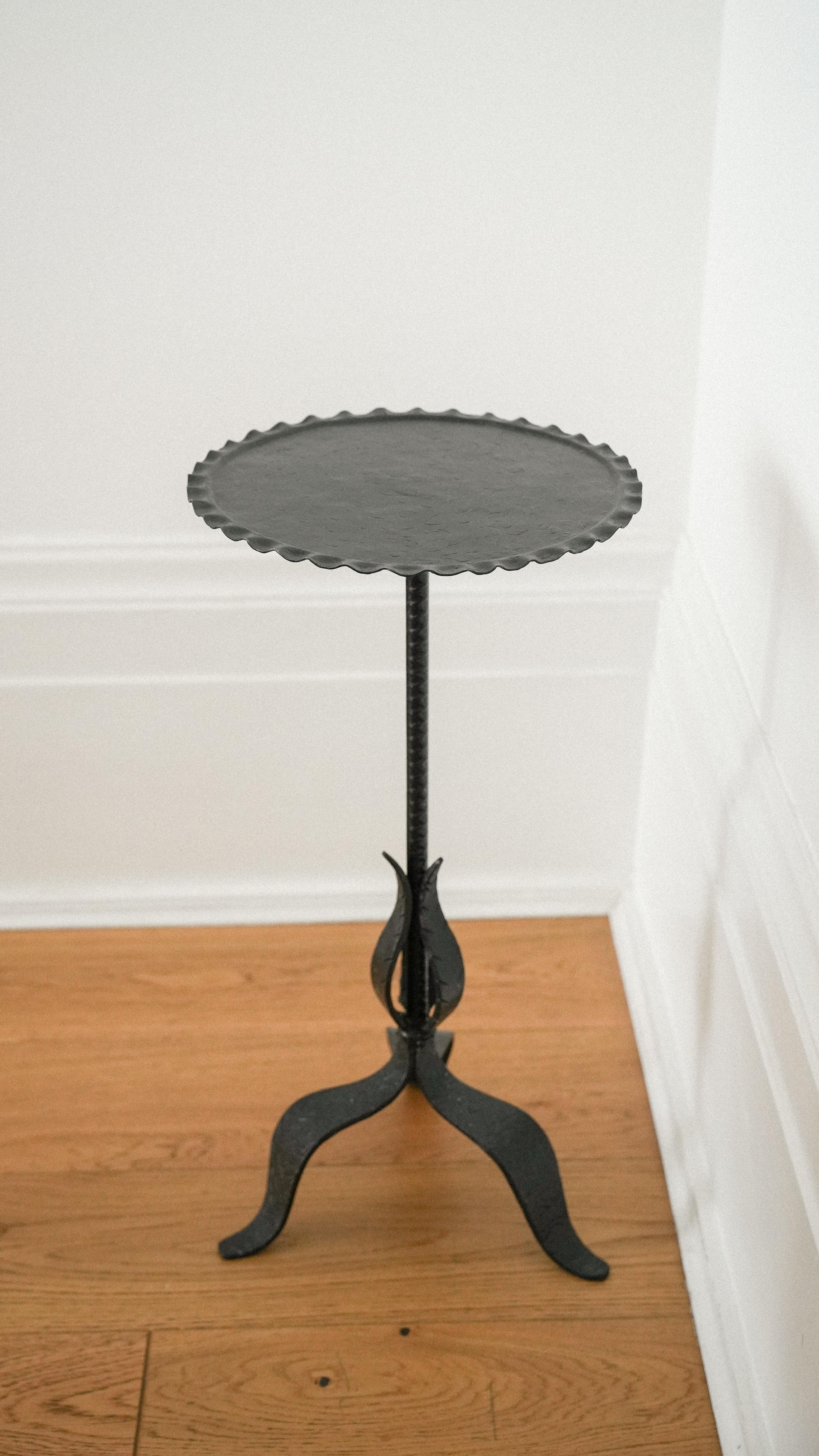 20th Century Spanish Acanthus Leaf Martini Table In Good Condition For Sale In Watford, GB