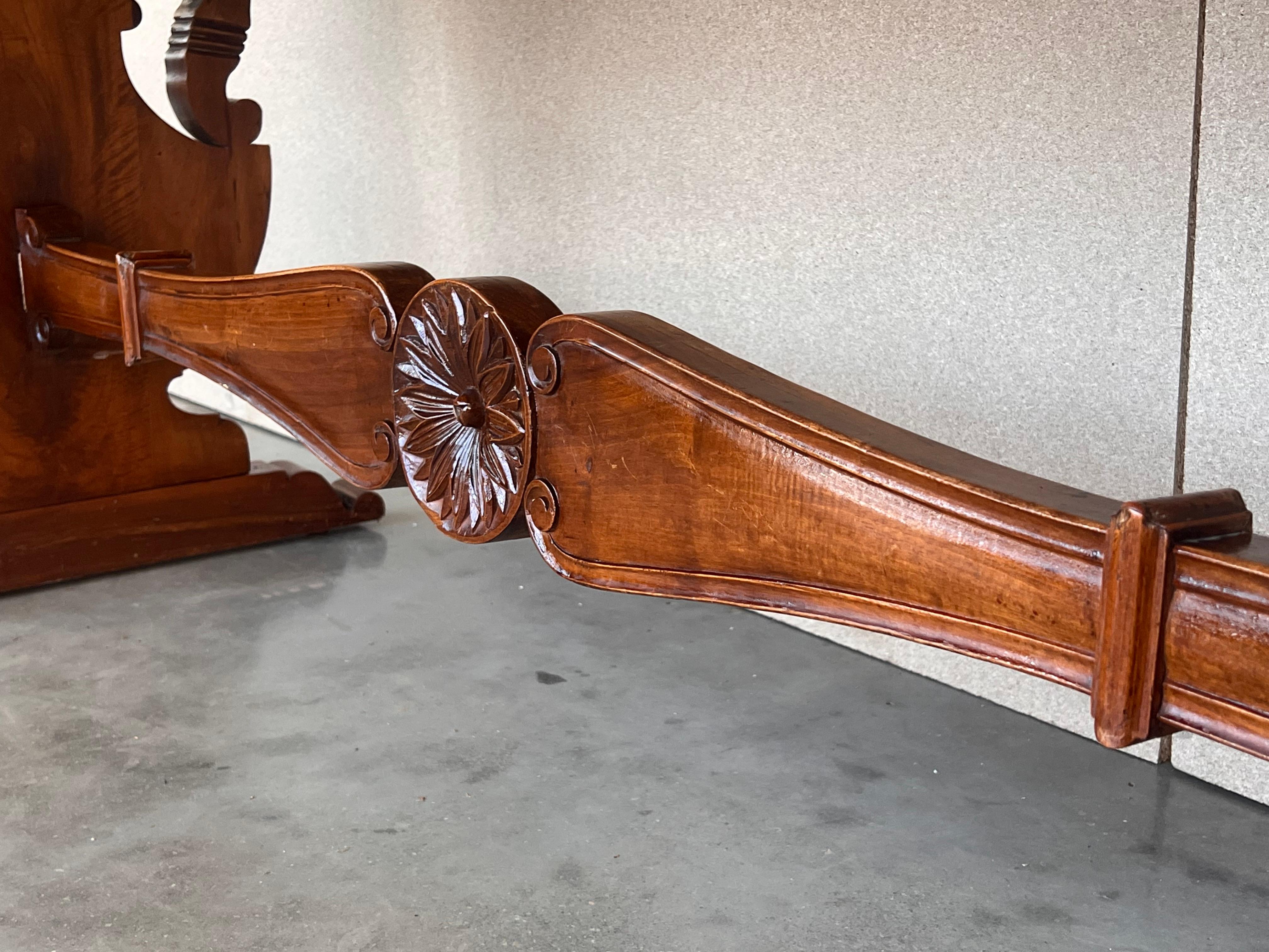 Table de ferme baroque espagnole du 20ème siècle à tréteaux en noyer sculpté avec pieds en forme de lyre en vente 3
