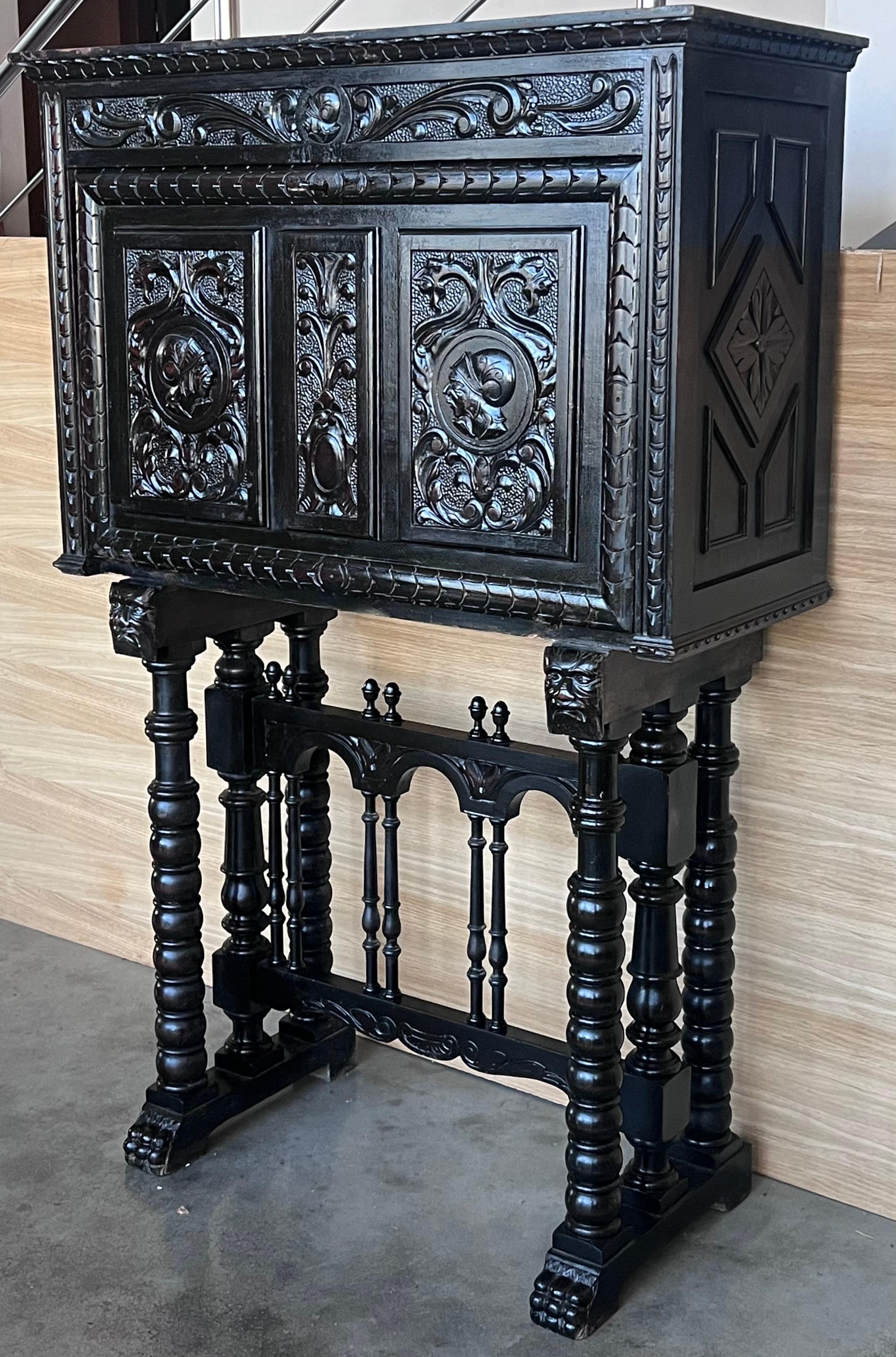 Armario sobre pie de estilo barroco español del siglo XX, Bargueno o Varqueno Español en venta