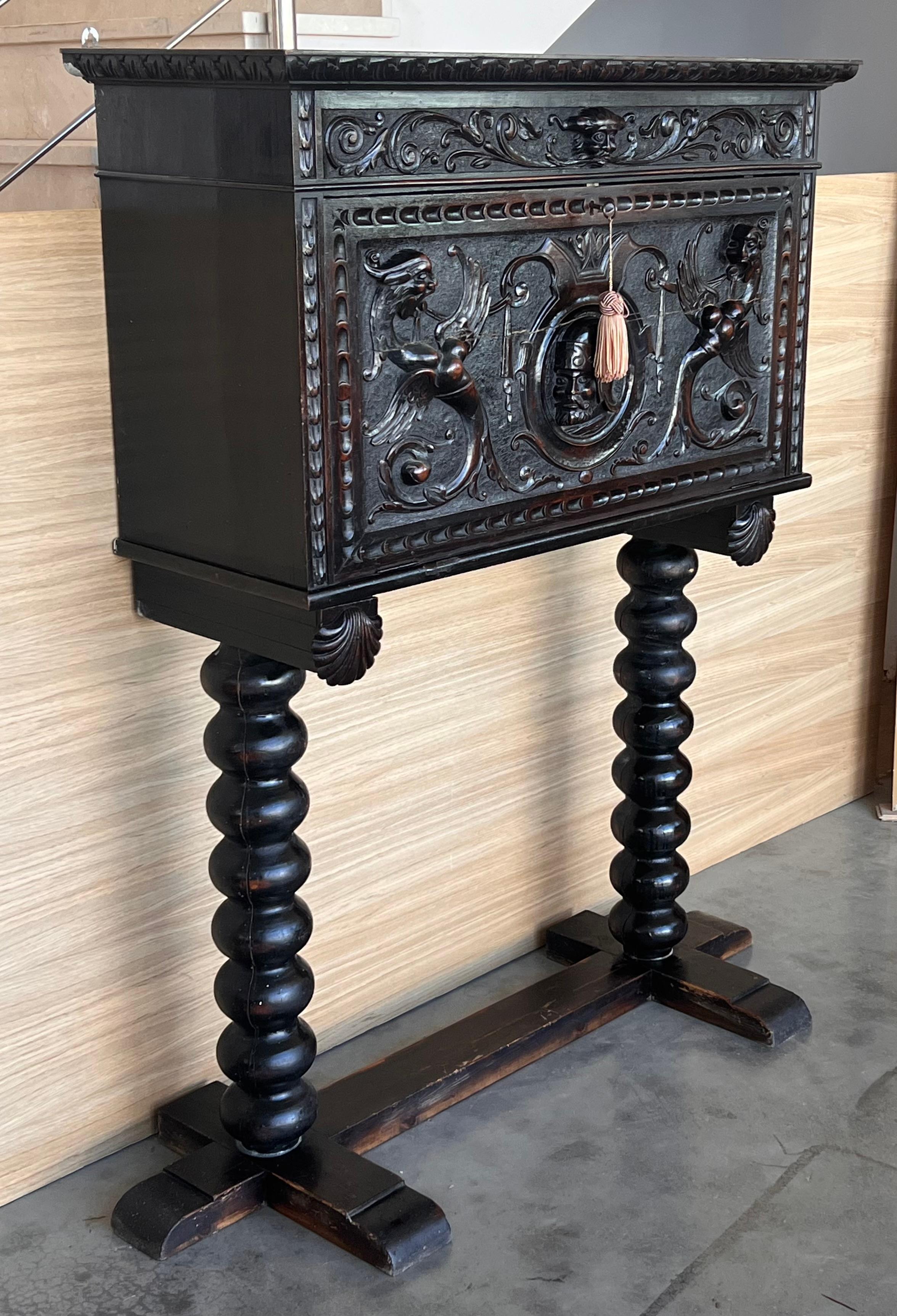 Sculpté à la main Cabinet sur Stand de style baroque espagnol du 20e siècle, Bargueno ou Varqueno en vente