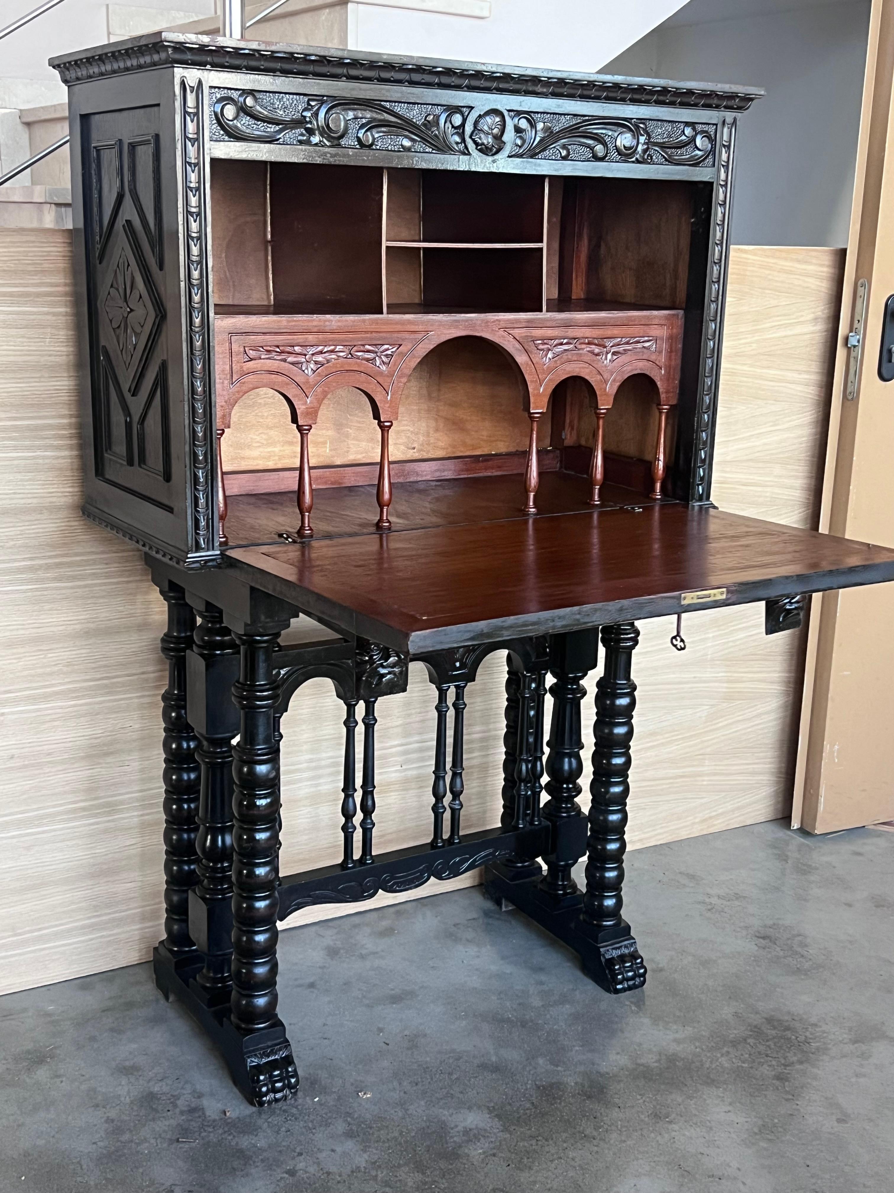 Armario sobre pie de estilo barroco español del siglo XX, Bargueno o Varqueno en Bueno estado para la venta en Miami, FL