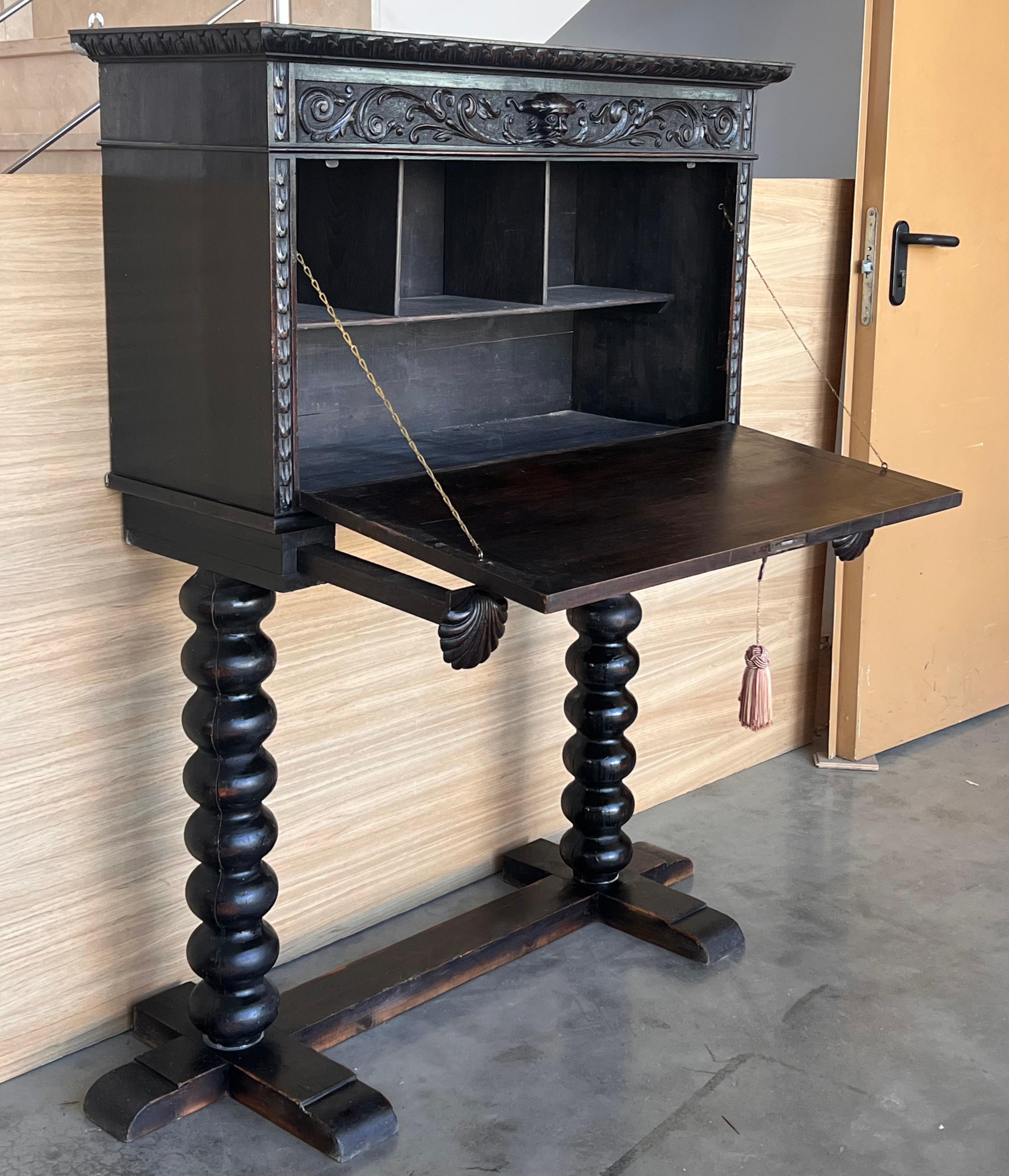 20ième siècle Cabinet sur Stand de style baroque espagnol du 20e siècle, Bargueno ou Varqueno en vente