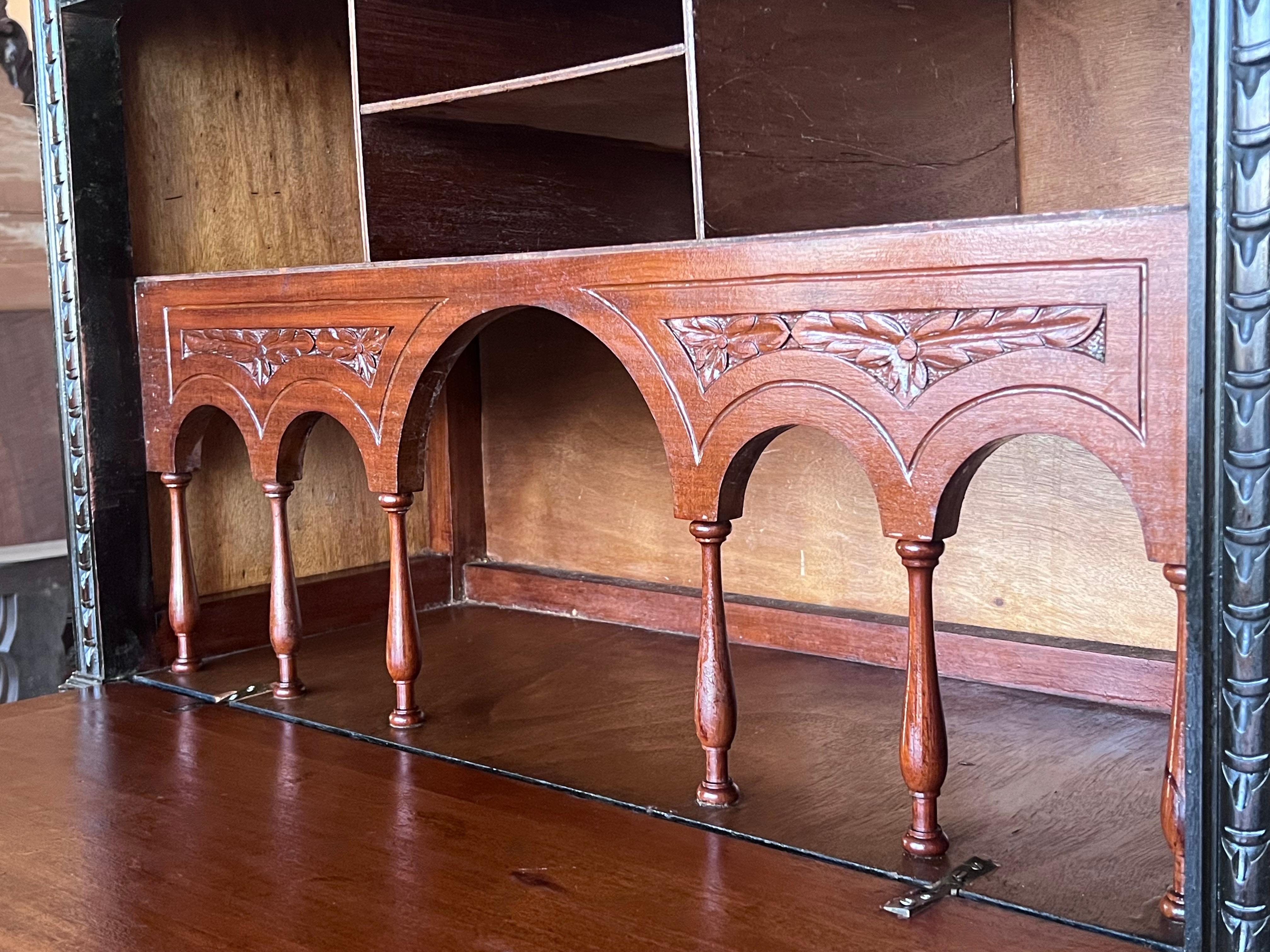 Armario sobre pie de estilo barroco español del siglo XX, Bargueno o Varqueno en venta 1