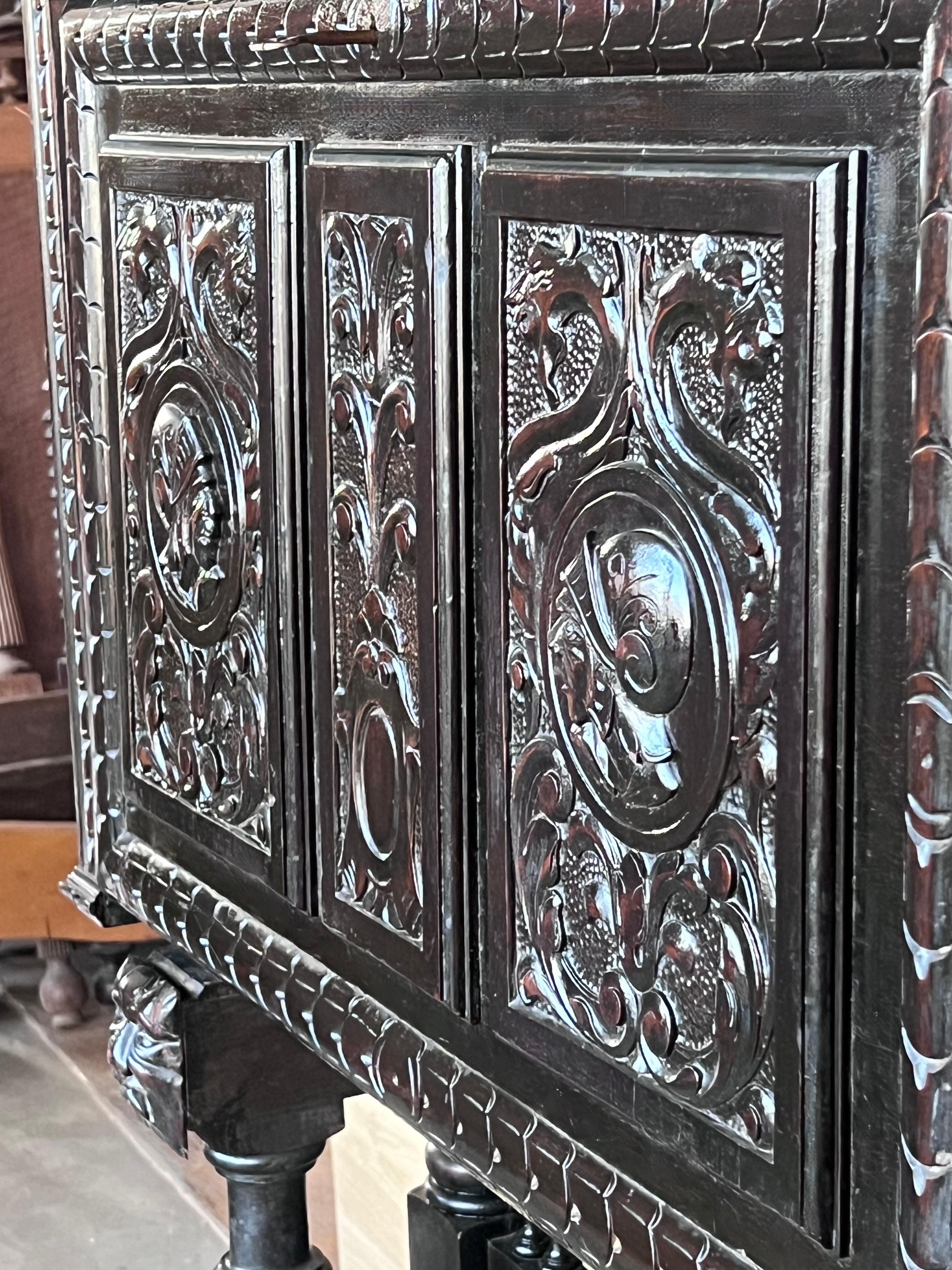Armario sobre pie de estilo barroco español del siglo XX, Bargueno o Varqueno en venta 2