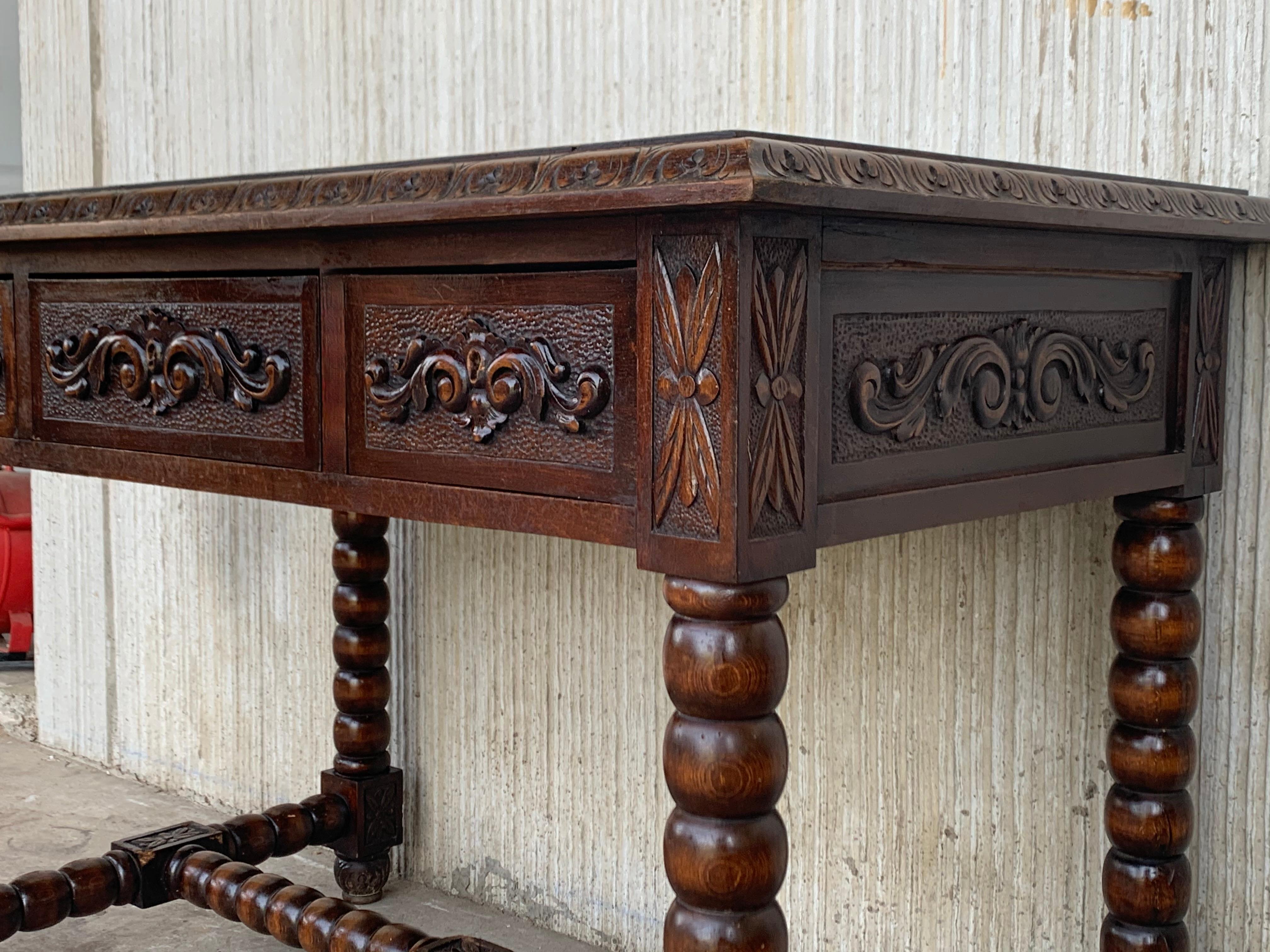 Chêne Table ou bureau de bibliothèque en chêne du 20e siècle de style baroque espagnol en vente