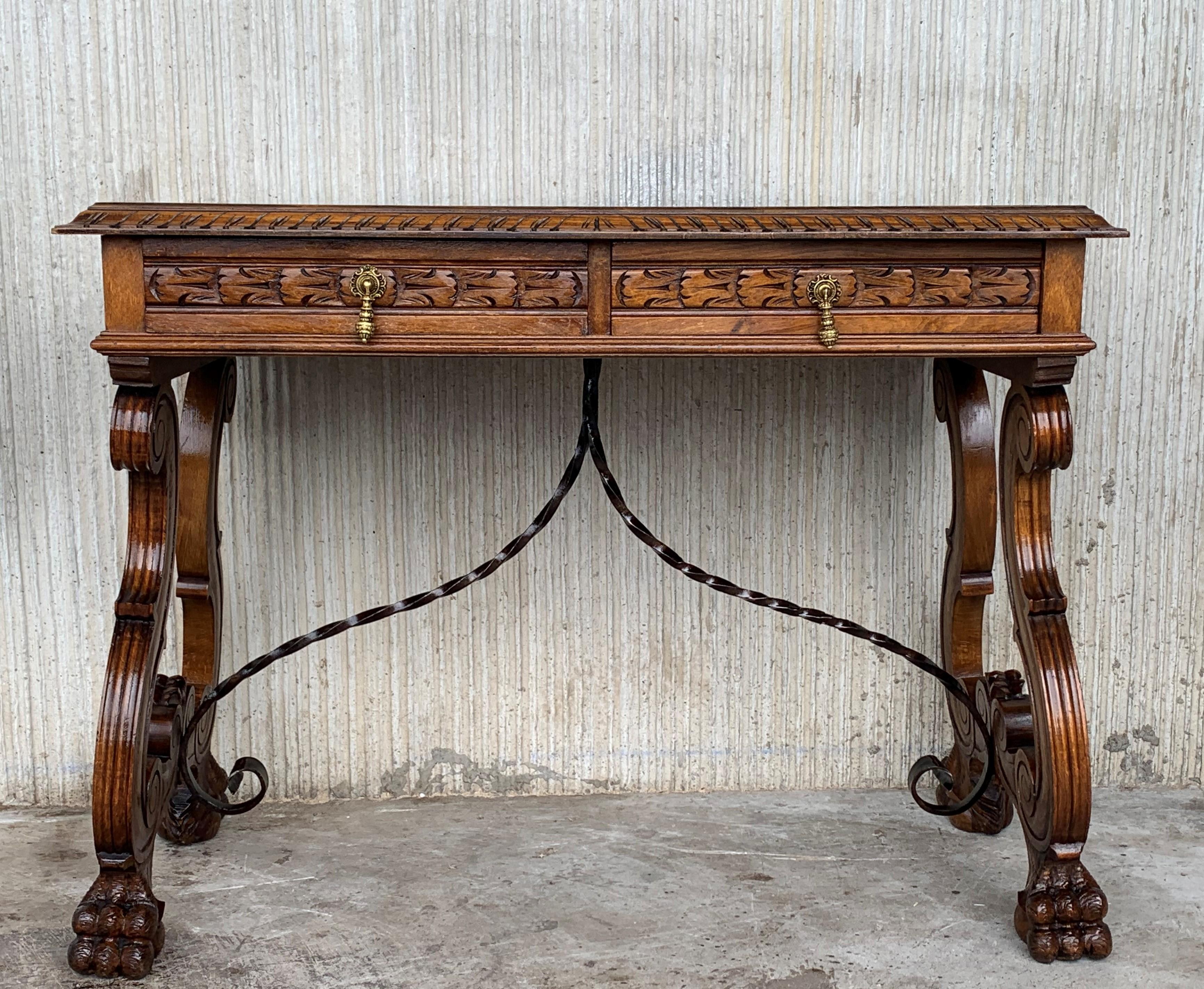 Handsome oak library piece that can be used as a desk or work table. Made of oak having carved gadrooned edges. A stretcher made of iron. Carved on all sides and three drawers, early 20th century.
Workable locks and keys.

Measures: Height to the