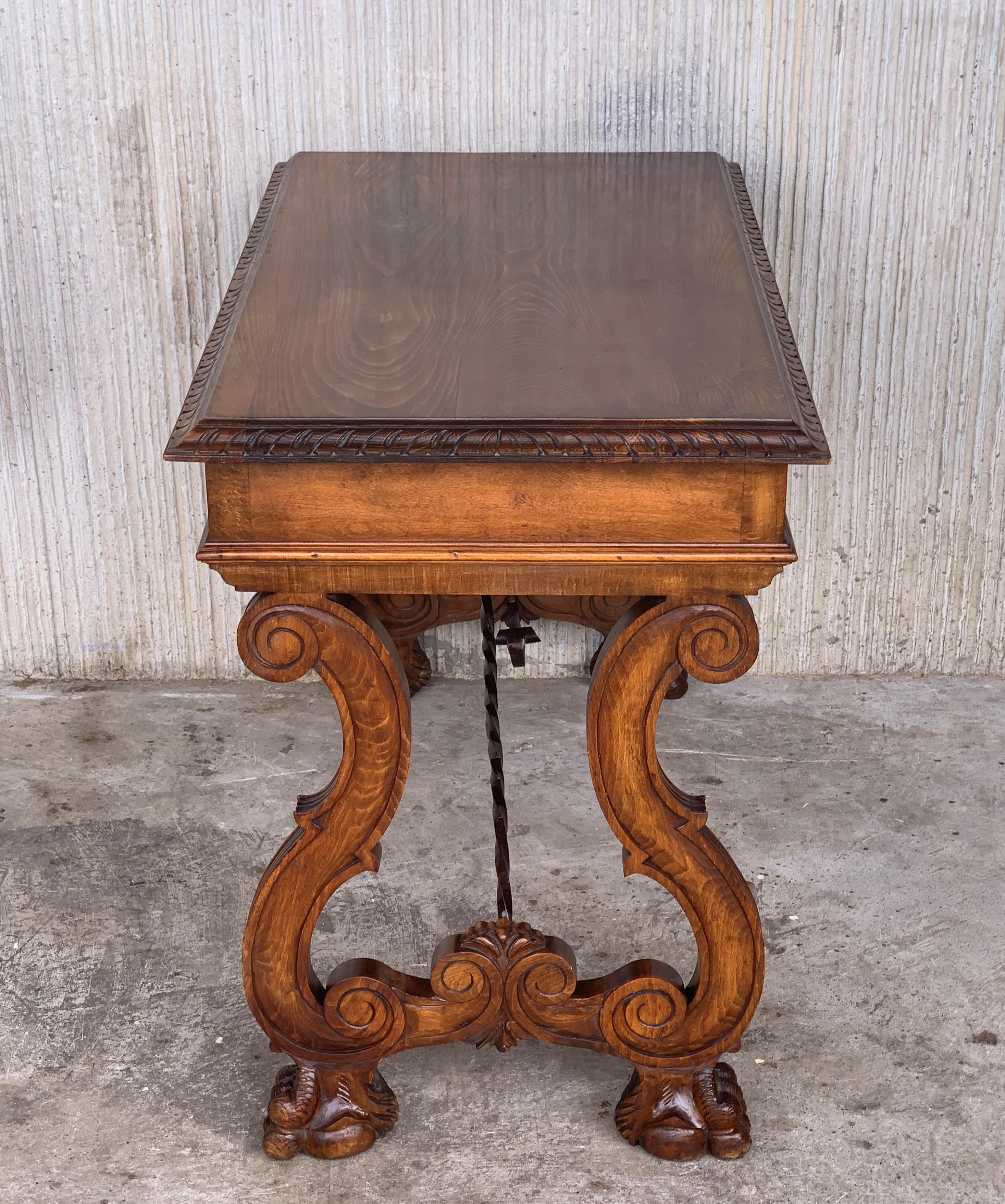 20th Century Spanish Baroque Style Oak Side Table or Lady Desk In Good Condition In Miami, FL