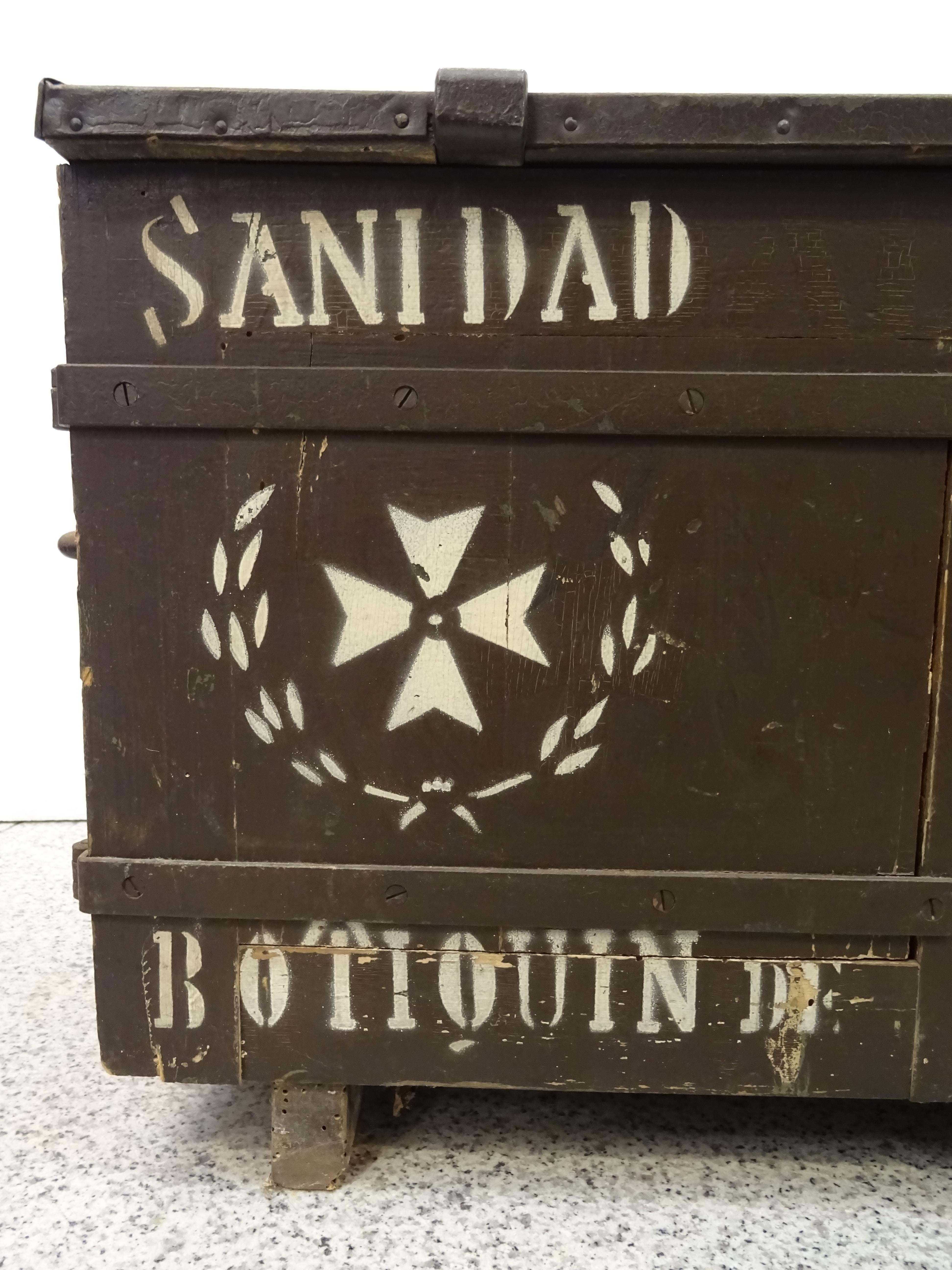 20th Century Spanish Black Wood Doctor’s Military Trunk, circa 1940 In Fair Condition In Valladolid, ES