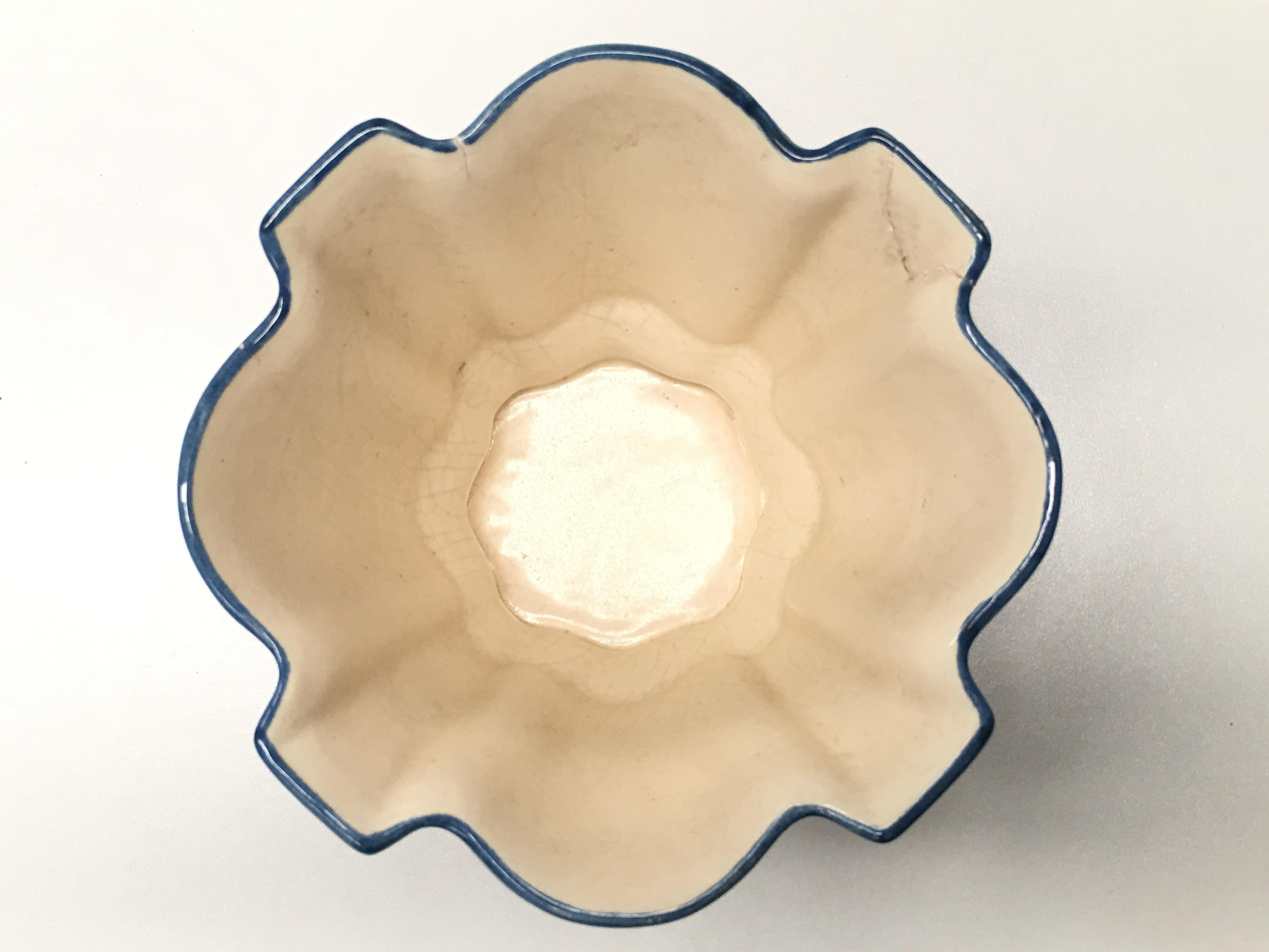 20th Century Spanish Blue White Cache Pot, Scalloped Edges & Hand-Painted Fleurs In Good Condition In Miami, FL