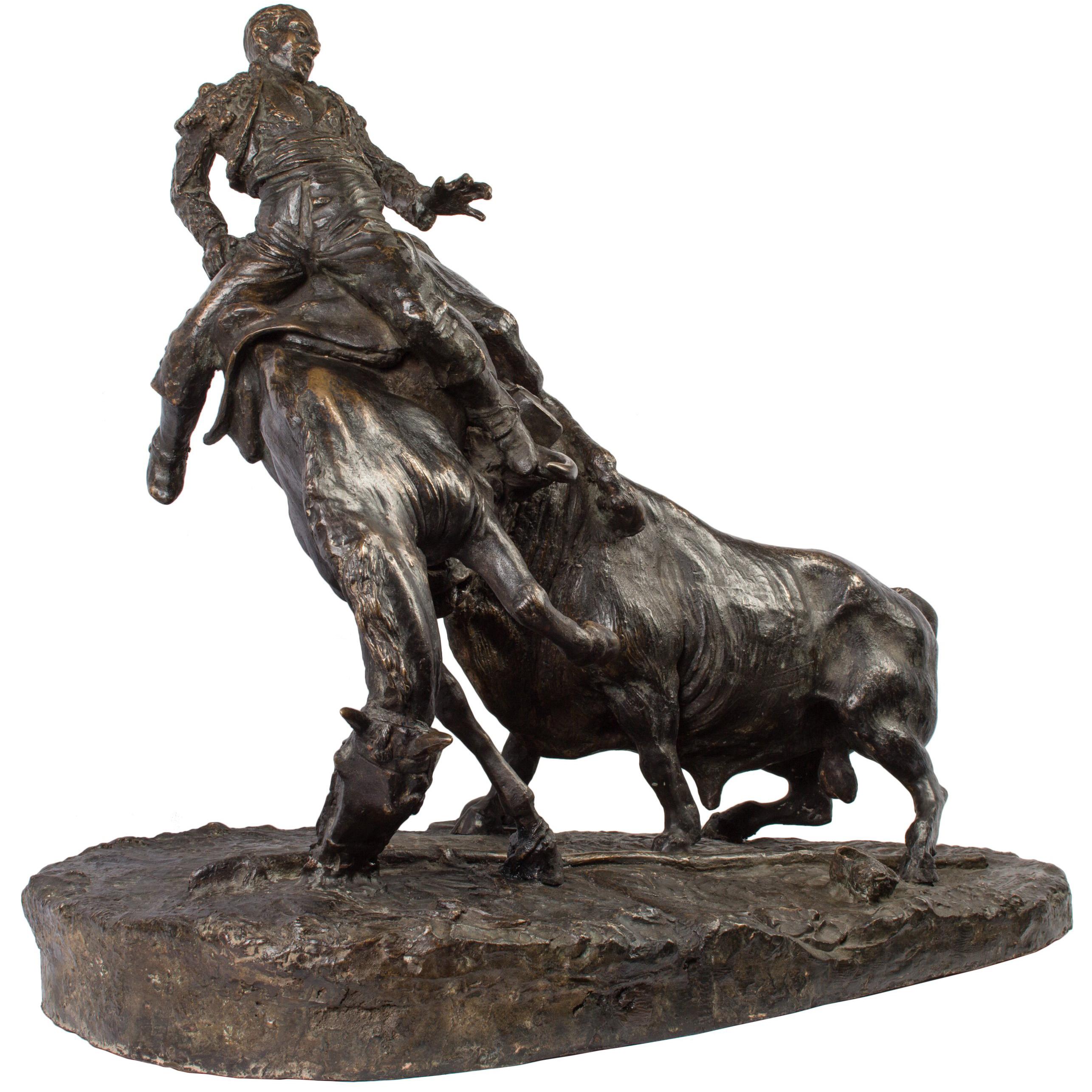Ce bronze très dynamique d'un taureau attaquant un picador à cheval a été créé par le sculpteur espagnol Juan Polo Velasco en 1948. Né en 1923 dans la ville andalouse de Fernán Núñez, Juan Polo a commencé à sculpter dès son plus jeune âge, a