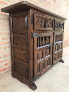 crédence ou buffet toscan à deux tiroirs en noyer foncé sculpté espagnol du 20ème siècle