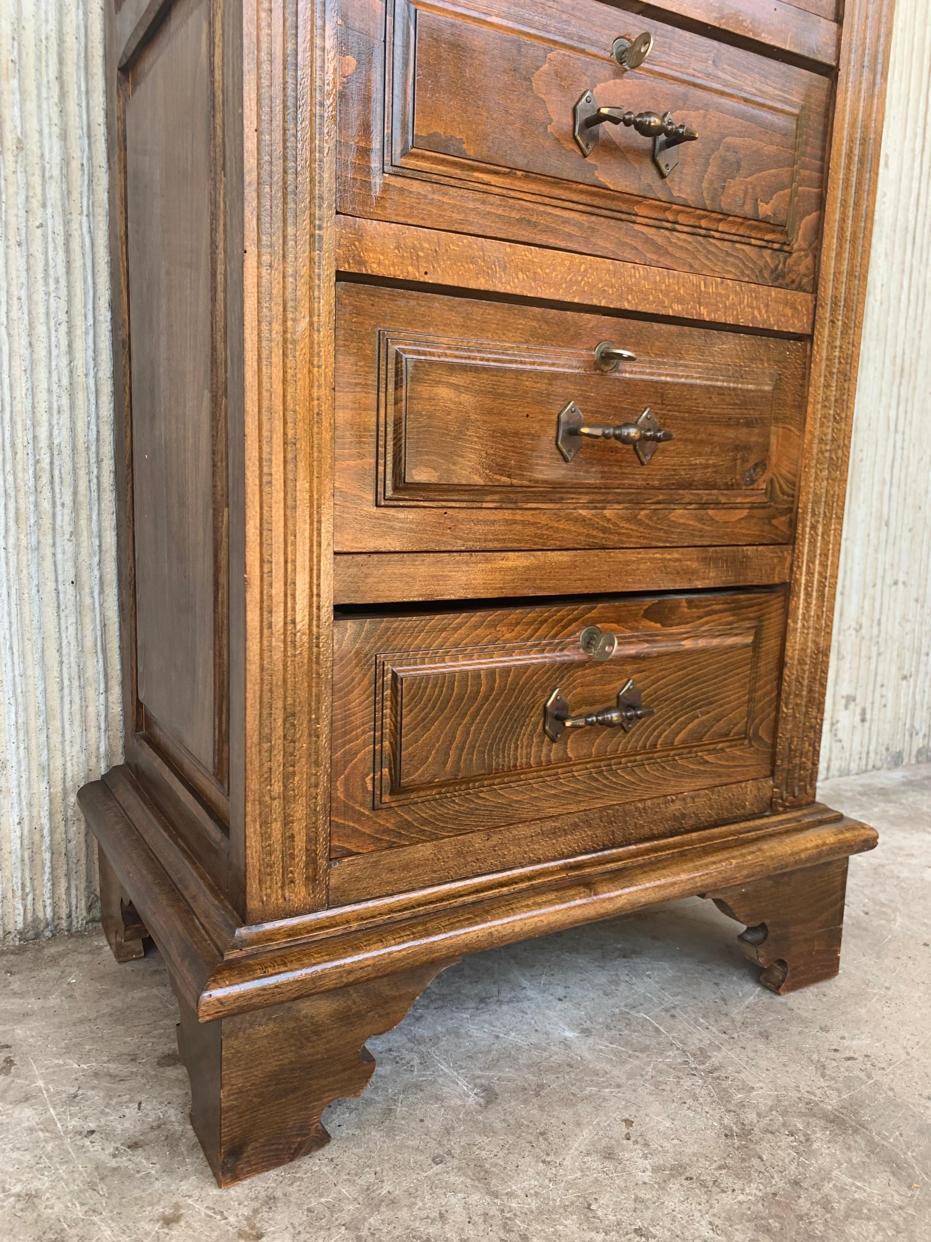20th Century Spanish Carved Pine Tuscan Six Drawers Chiiffonier with Locks For Sale 3