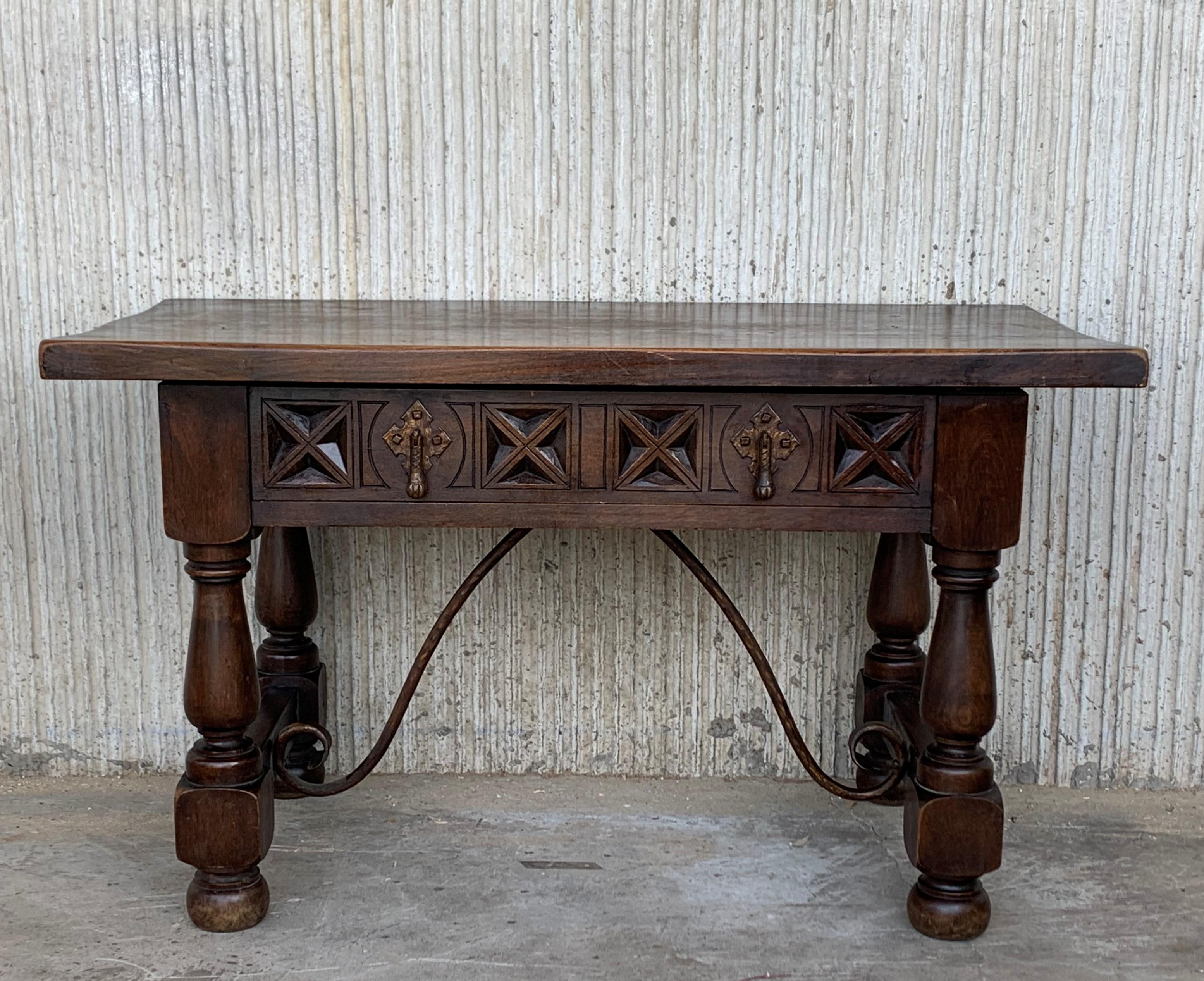 20th century Spanish farm table with wood columns stretchers, hand drawer and beautiful top

An unusual form with nice shiny patina. Nice size for a side or end table, or as a lamp table. Graceful carved drawers. The beautiful single drawer in