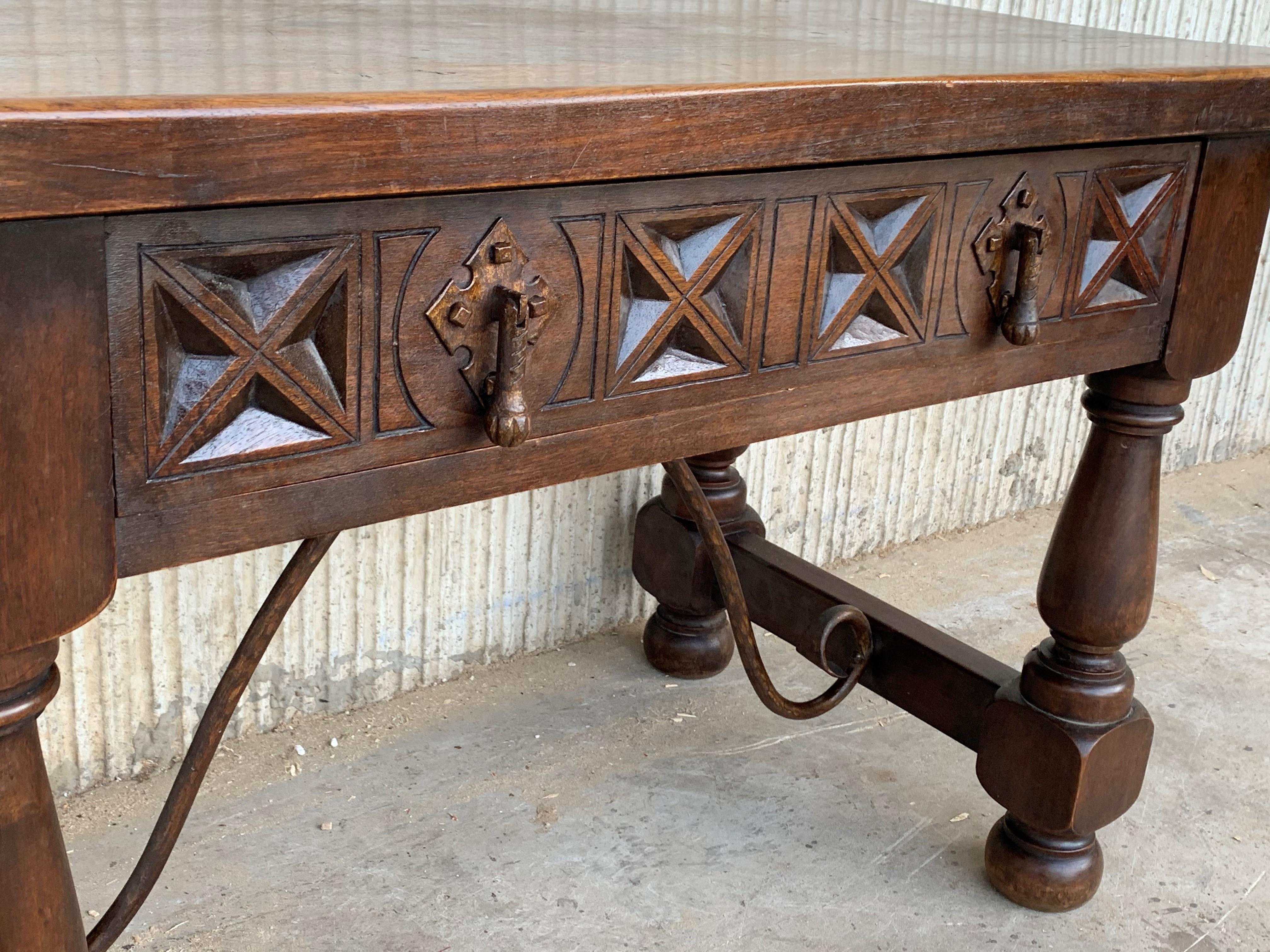 Noyer Table espagnole sculptée du XXe siècle avec brancards et tiroirs en fer en vente
