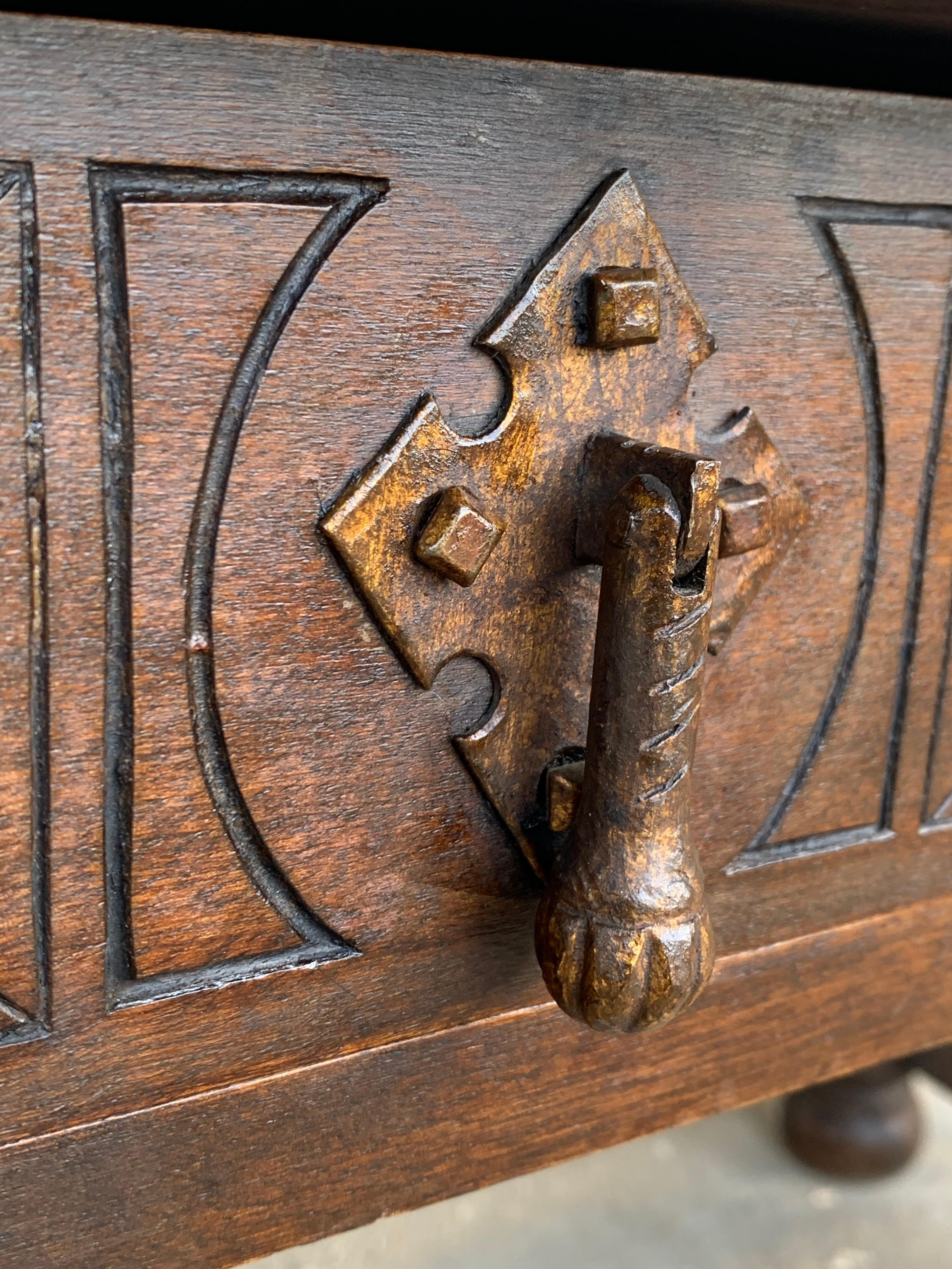 Table espagnole sculptée du XXe siècle avec brancards et tiroirs en fer en vente 1