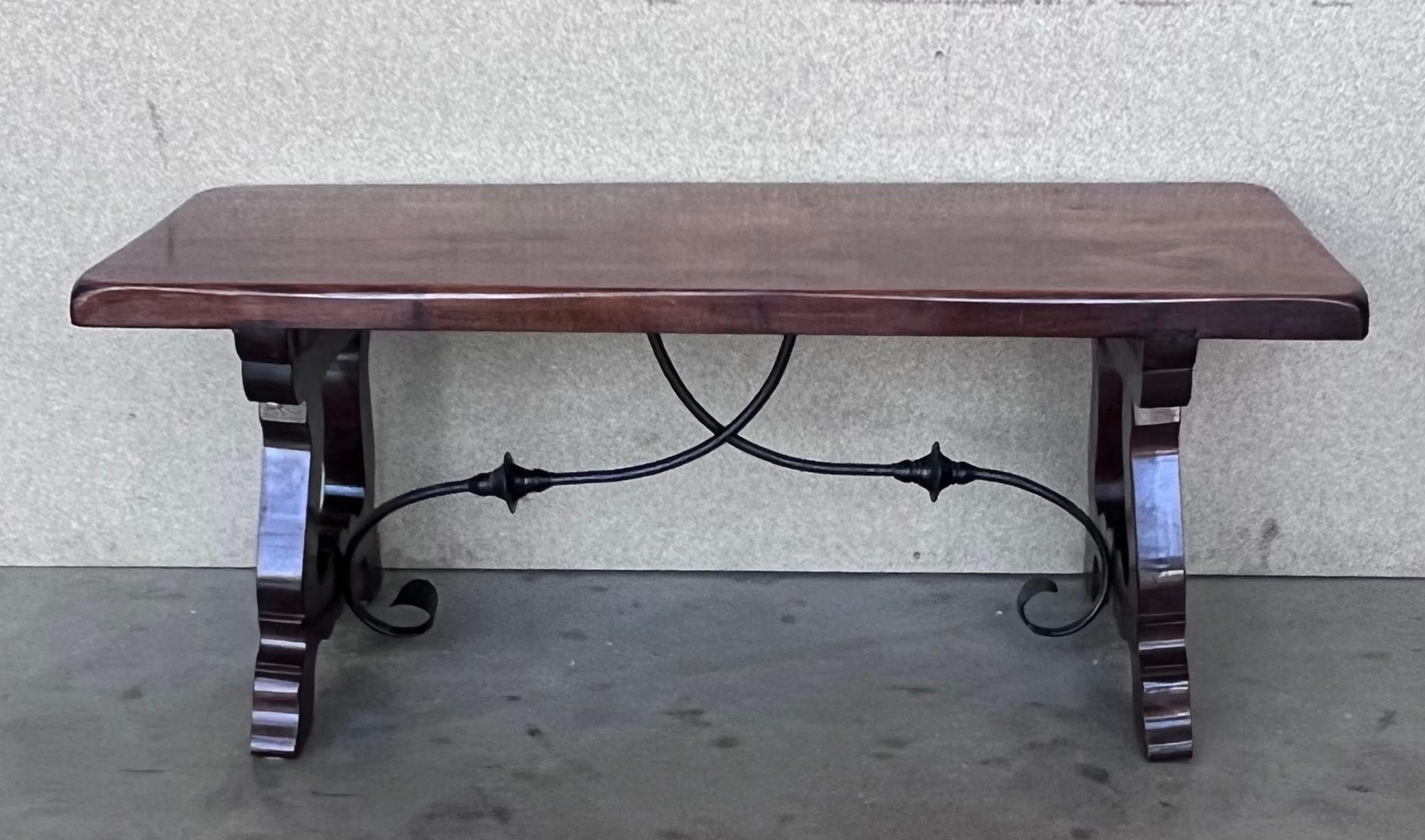 Colonial espagnol Table espagnole sculptée du 20ème siècle avec brancards en fer en vente