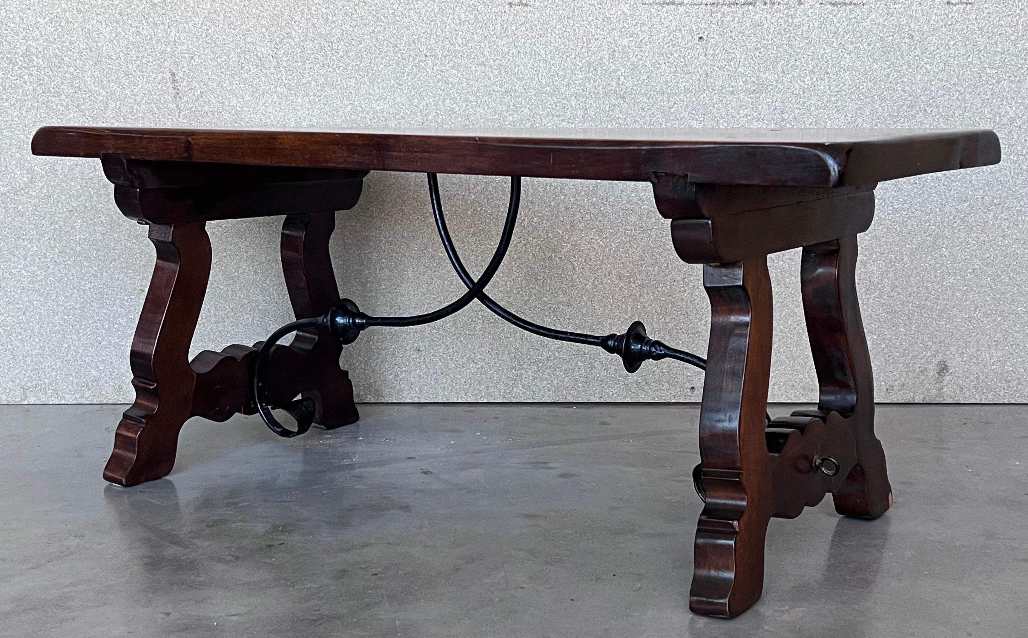 20ième siècle Table espagnole sculptée du 20ème siècle avec brancards en fer en vente
