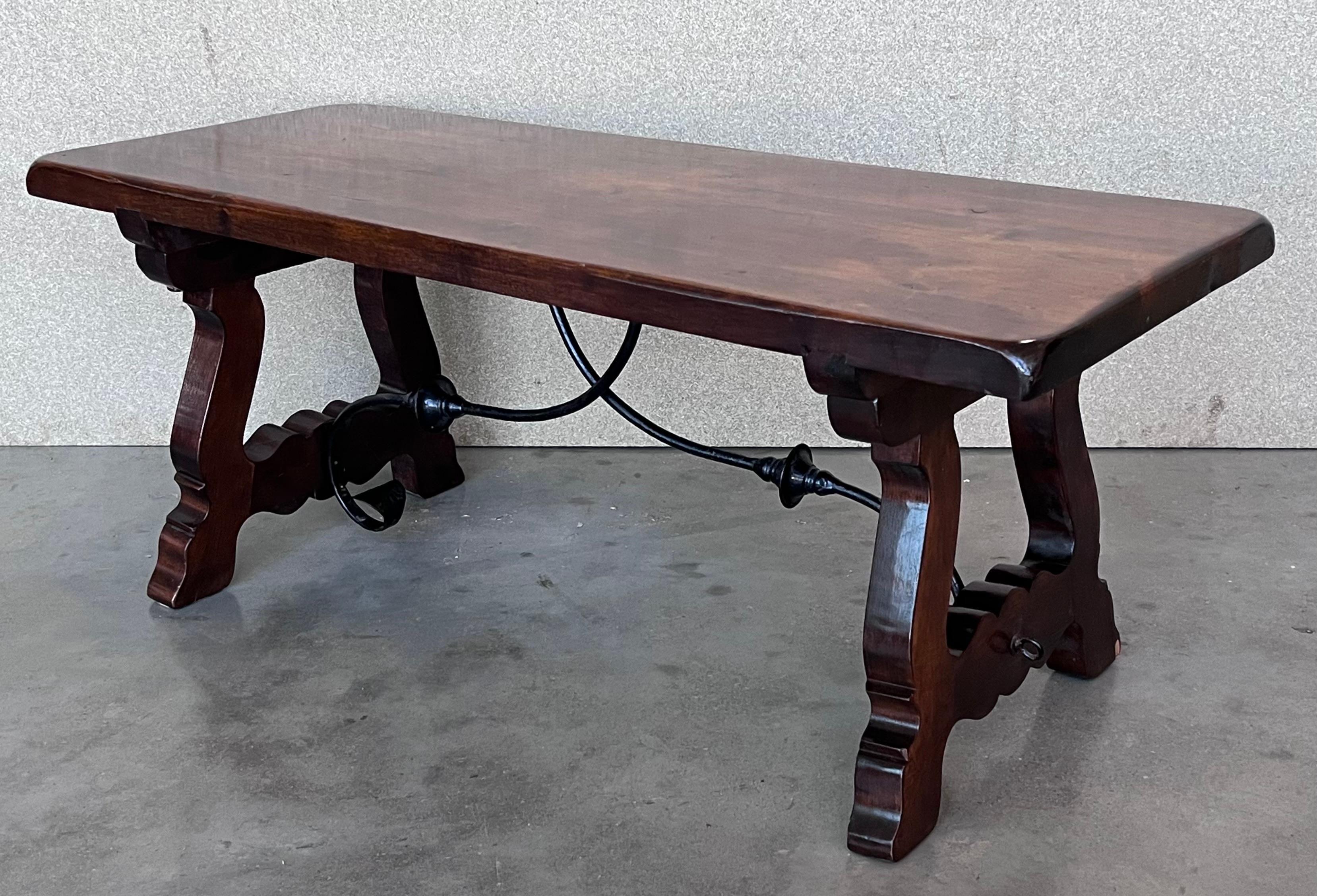 Noyer Table espagnole sculptée du 20ème siècle avec brancards en fer en vente
