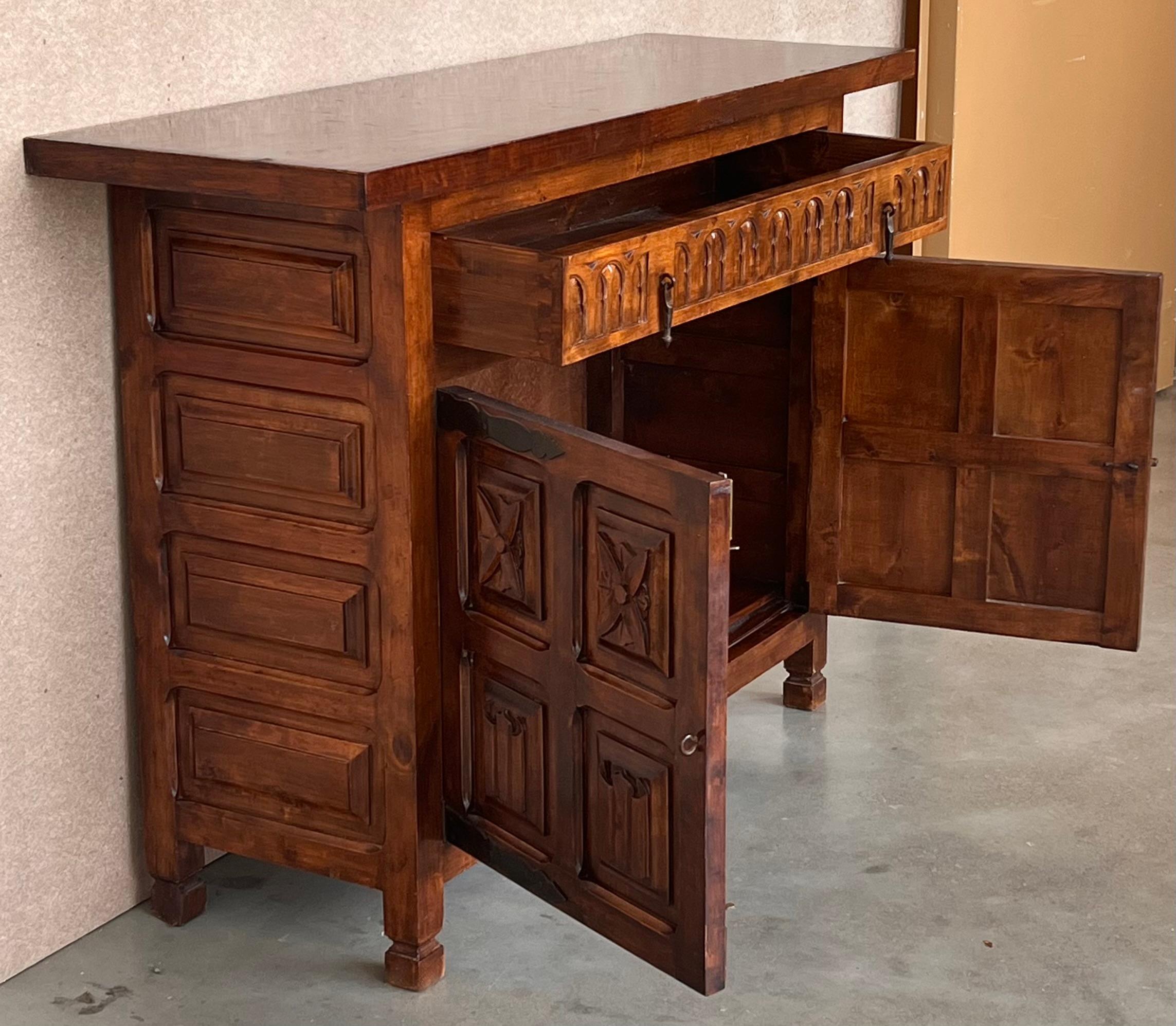 20th Century Spanish Carved Walnut Tuscan Credenza or Buffet with One-Drawer For Sale 5