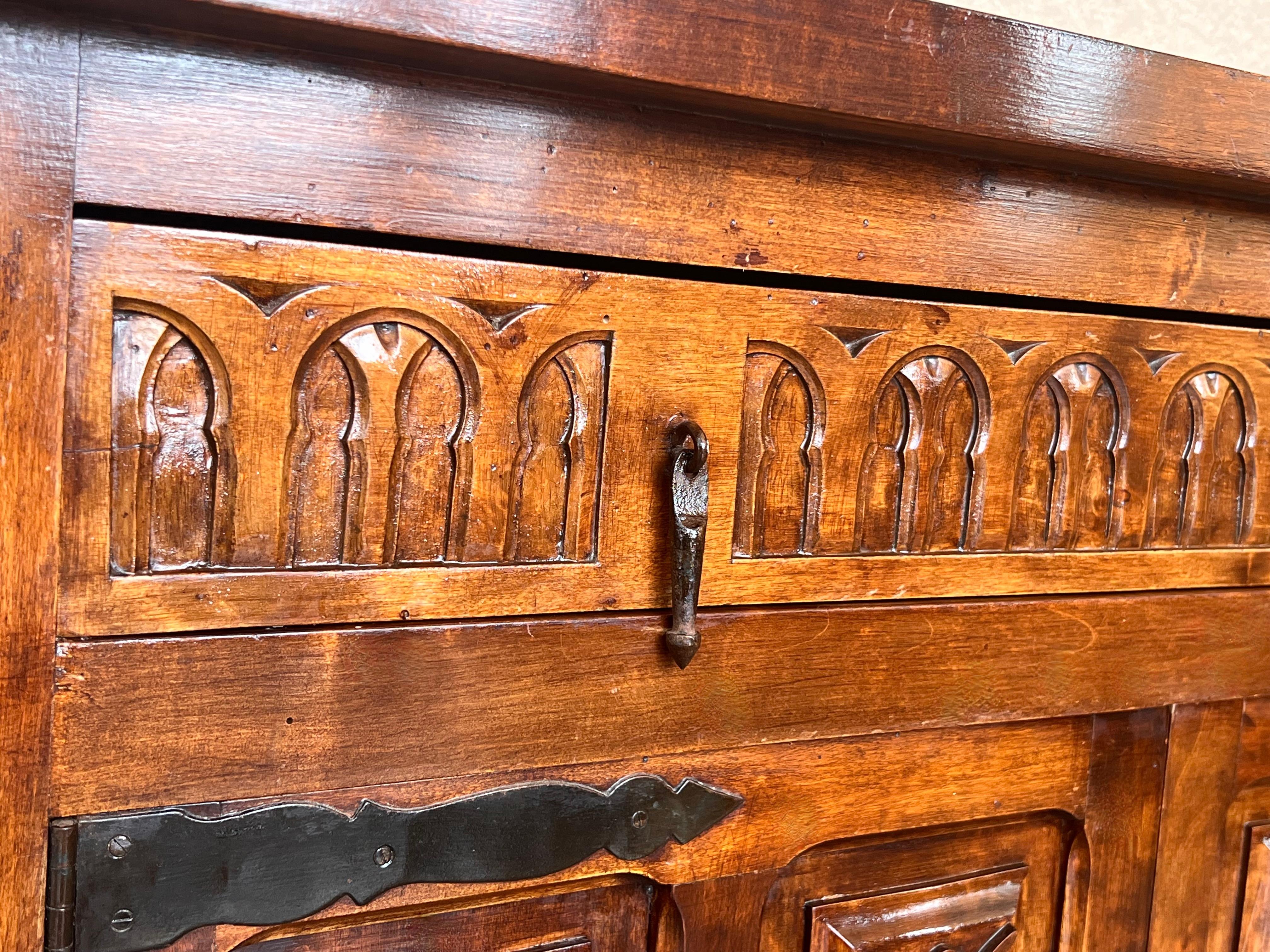 20th Century Spanish Carved Walnut Tuscan Credenza or Buffet with One-Drawer For Sale 6