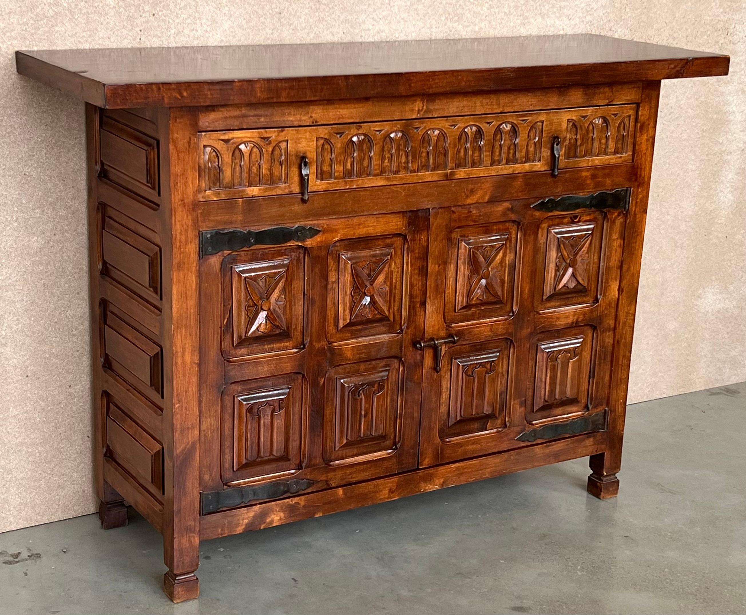 20th Century Spanish Carved Walnut Tuscan Credenza or Buffet with One-Drawer In Good Condition For Sale In Miami, FL