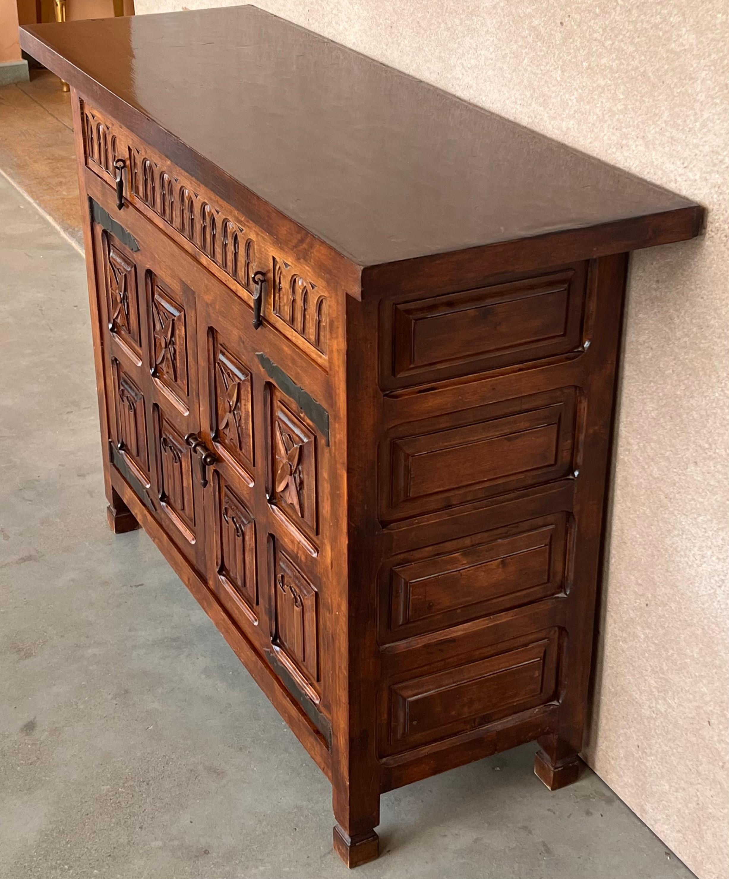 20th Century Spanish Carved Walnut Tuscan Credenza or Buffet with One-Drawer For Sale 1