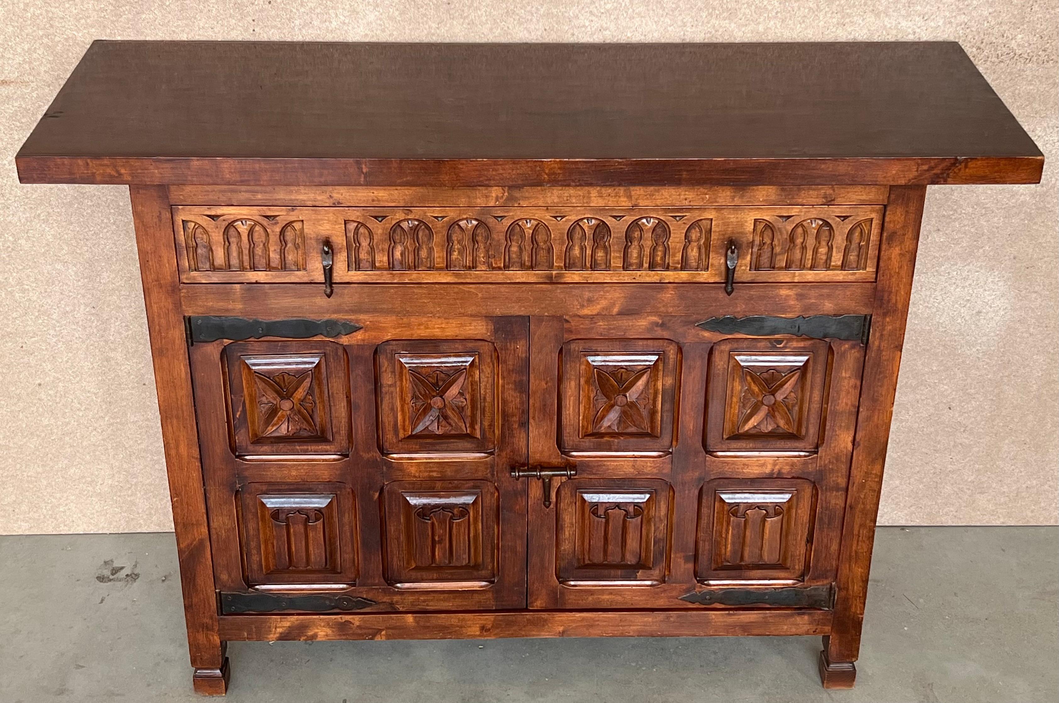 20th Century Spanish Carved Walnut Tuscan Credenza or Buffet with One-Drawer For Sale 2
