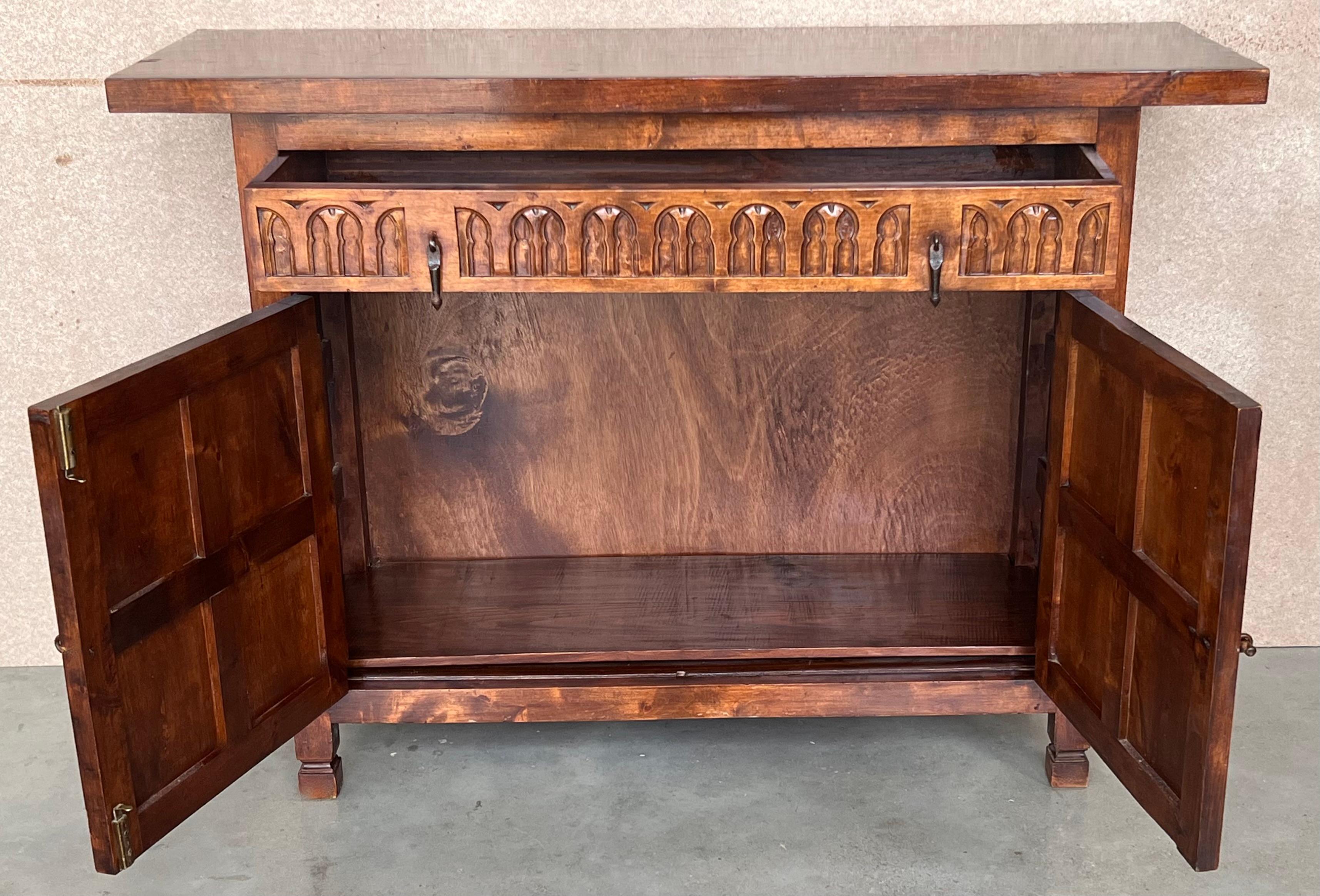 20th Century Spanish Carved Walnut Tuscan Credenza or Buffet with One-Drawer For Sale 4