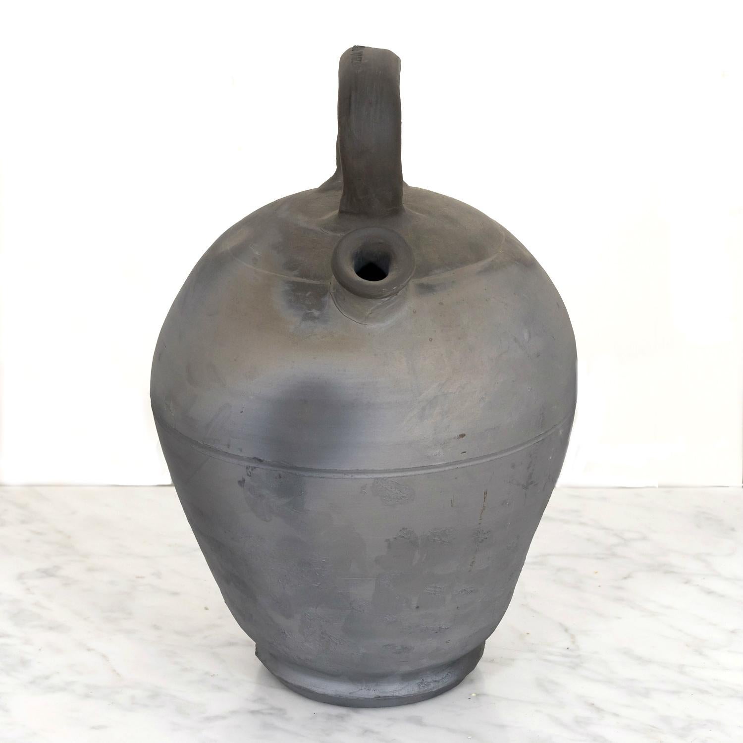 20th Century Spanish Catalan Black Clay Botijo or Water Jug from Verdu, Signed In Good Condition For Sale In Birmingham, AL