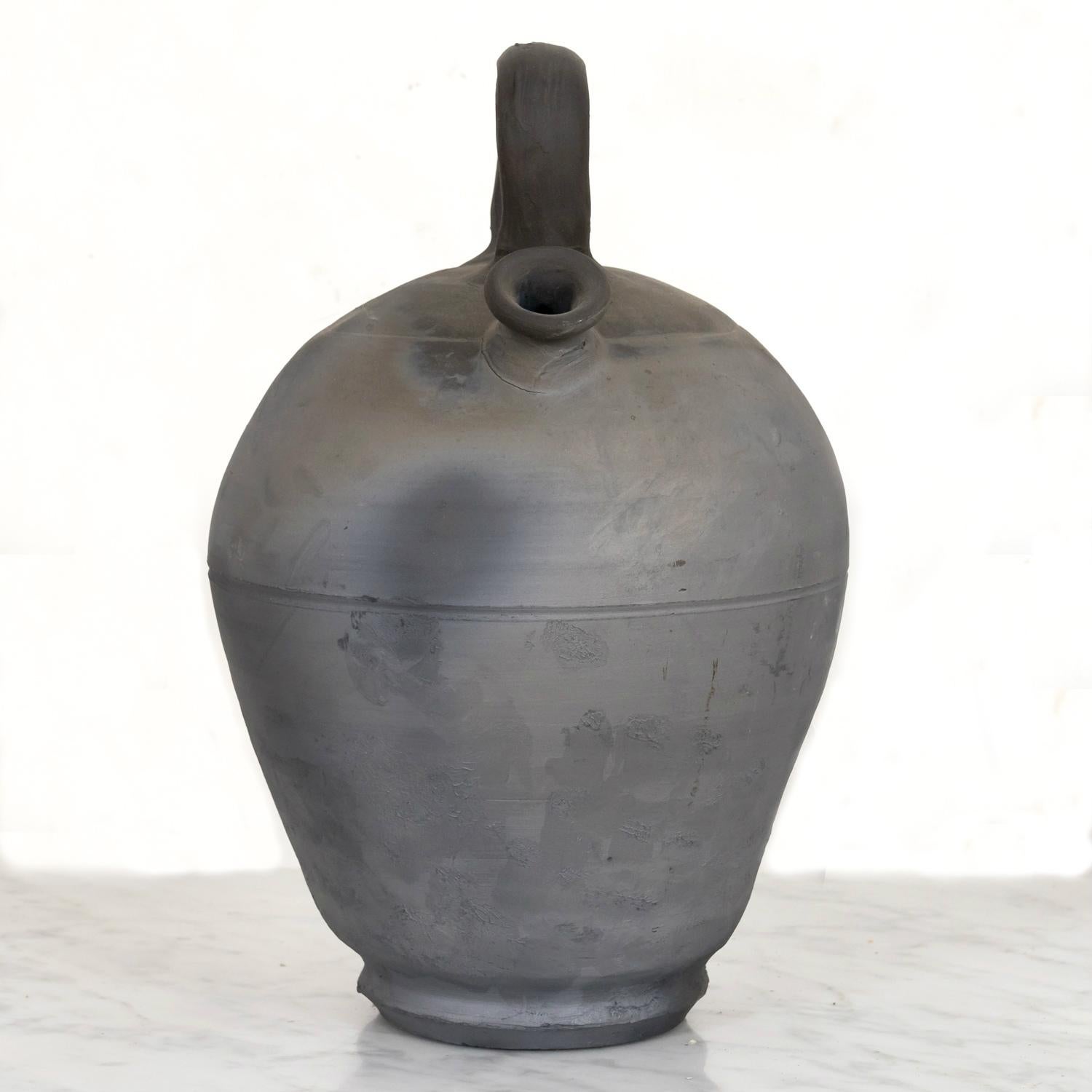 20th Century Spanish Catalan Black Clay Botijo or Water Jug from Verdu, Signed For Sale 1