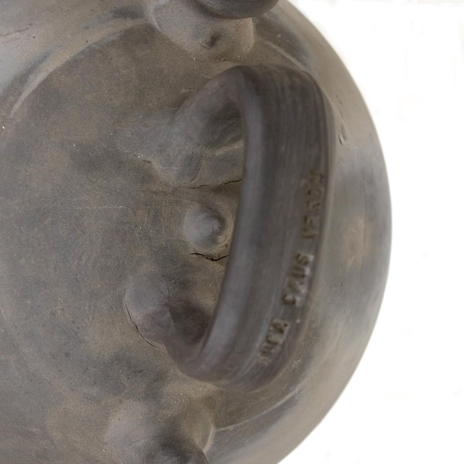 Spanischer katalanischer Botijo- oder Wasserkrug aus schwarzem Ton des 20. Jahrhunderts, signiert im Angebot 2