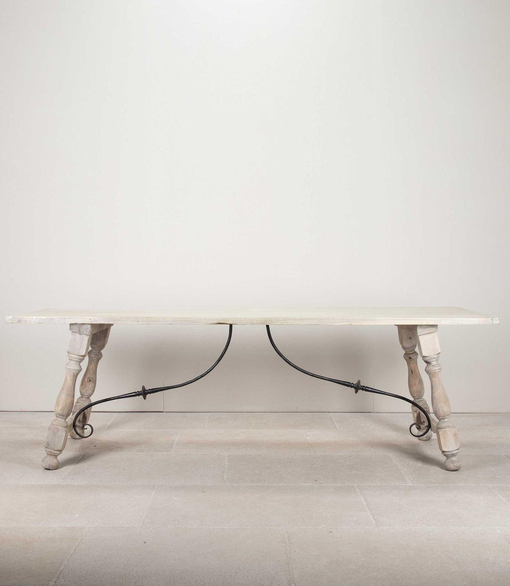 Table de salle à manger en châtaignier espagnol blanchi et frotté du début du 20e siècle. Avec un châssis décoratif en fer forgé. Peut être emballé à plat pour le transport et la livraison. Circa 1920.