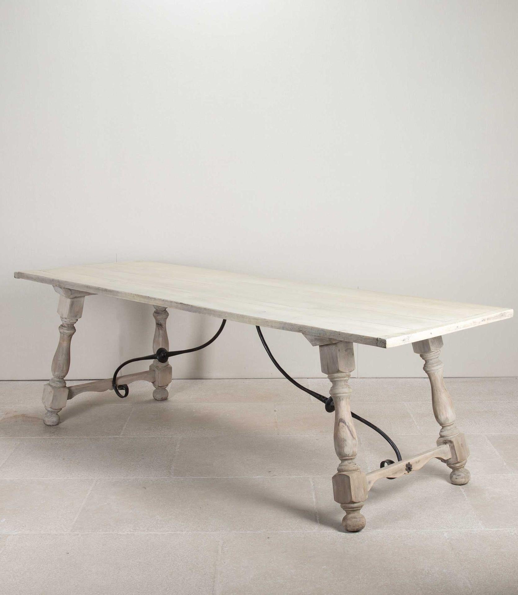 Espagnol Table de salle à manger en châtaignier du 20e siècle en vente