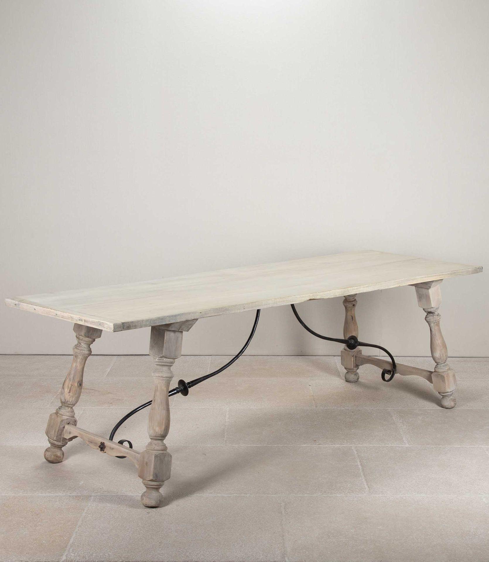 Blanchi Table de salle à manger en châtaignier du 20e siècle en vente