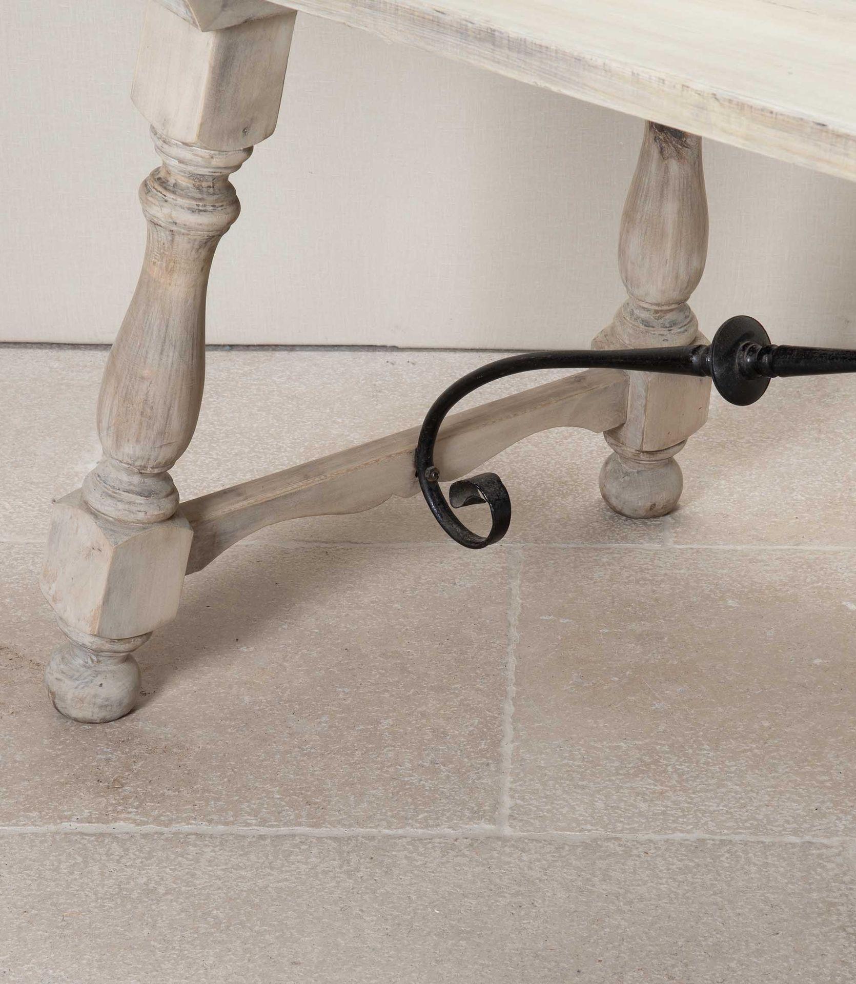 Table de salle à manger en châtaignier du 20e siècle en vente 2