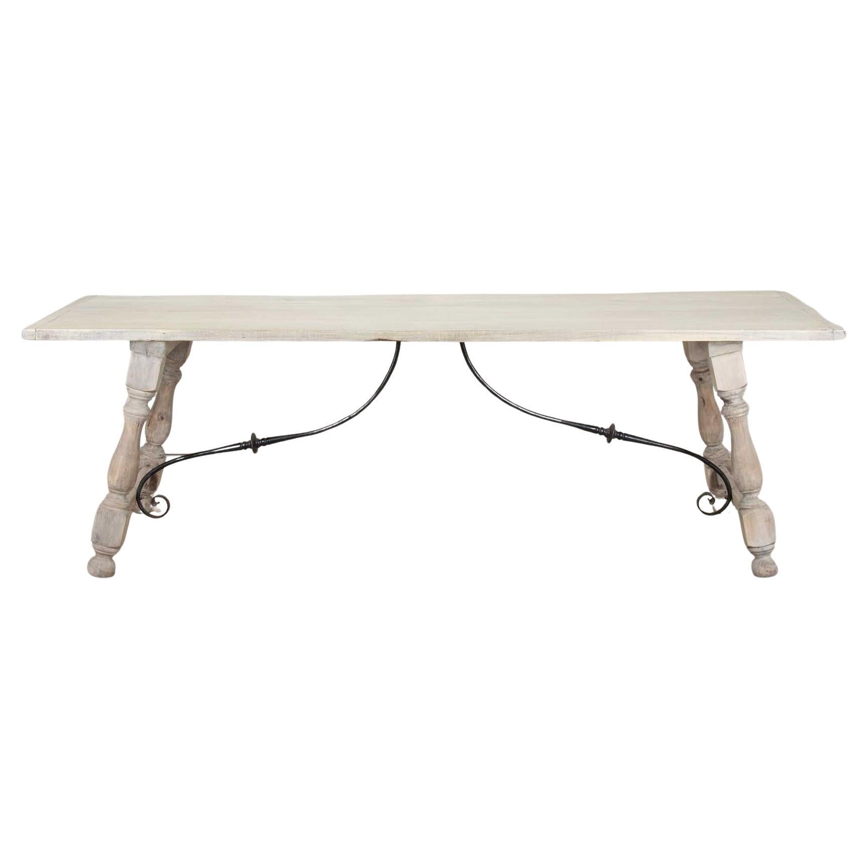 Table de salle à manger en châtaignier du 20e siècle en vente