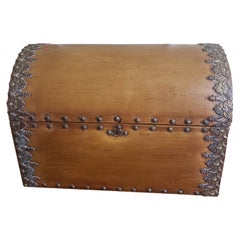 Estilo colonial español del siglo XX  Cofre para documentos de cuero ornamentado y cabezas de clavos