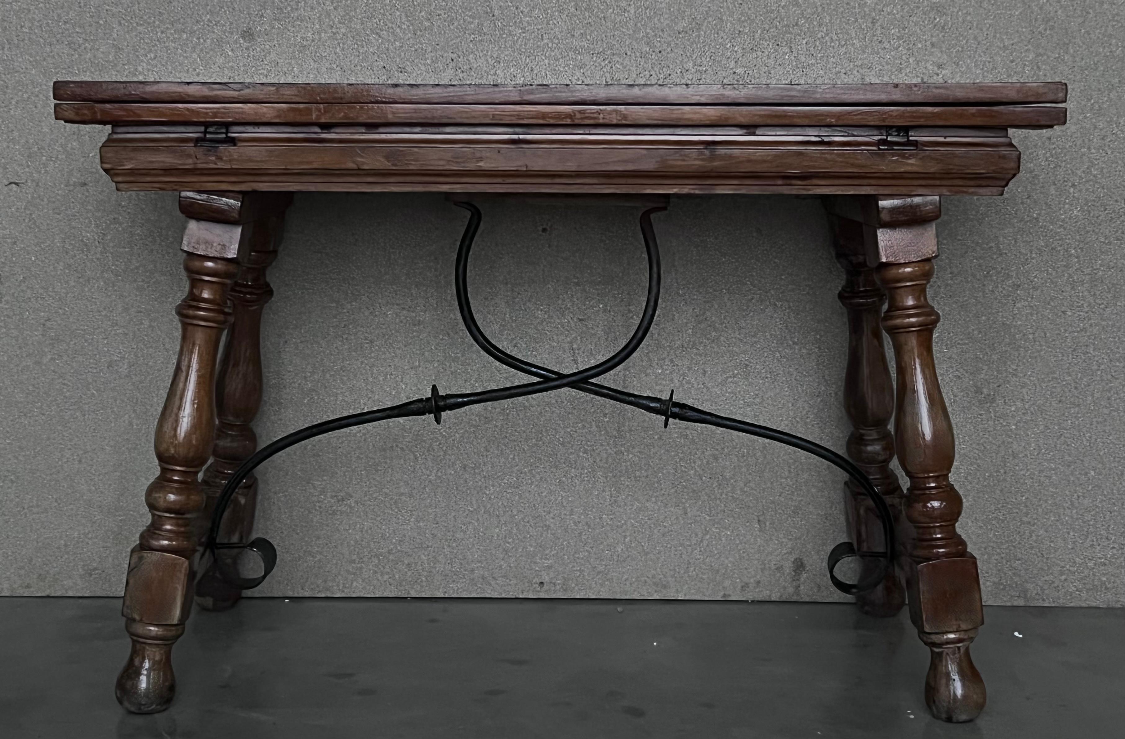 20th century Spanish console fold out farm table
Works as both a dining table and console.
Measure extended : 31.49in.