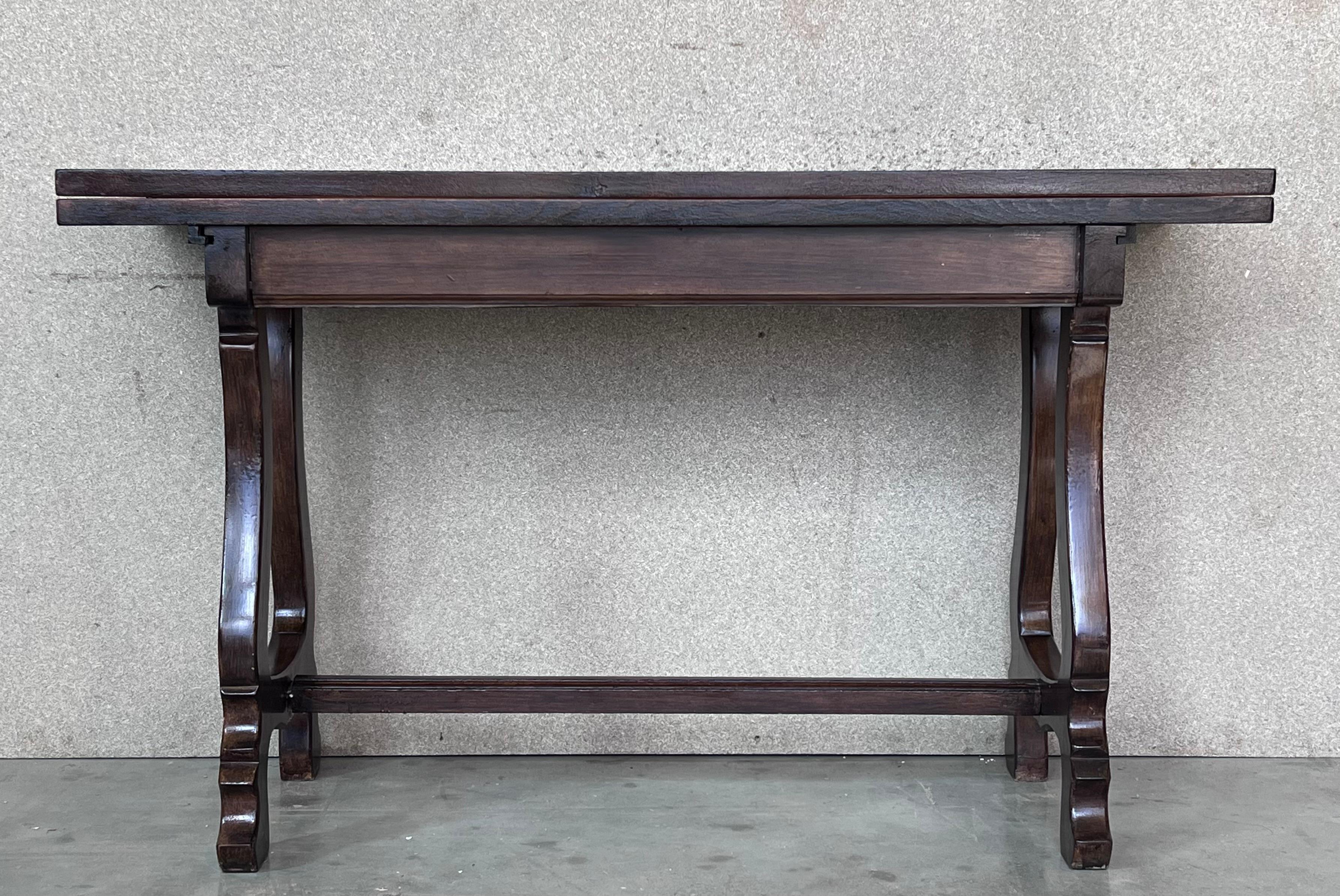 20th century Spanish console fold out farm table
Works as both a dining table and console.
Measure extended : 31.49in.