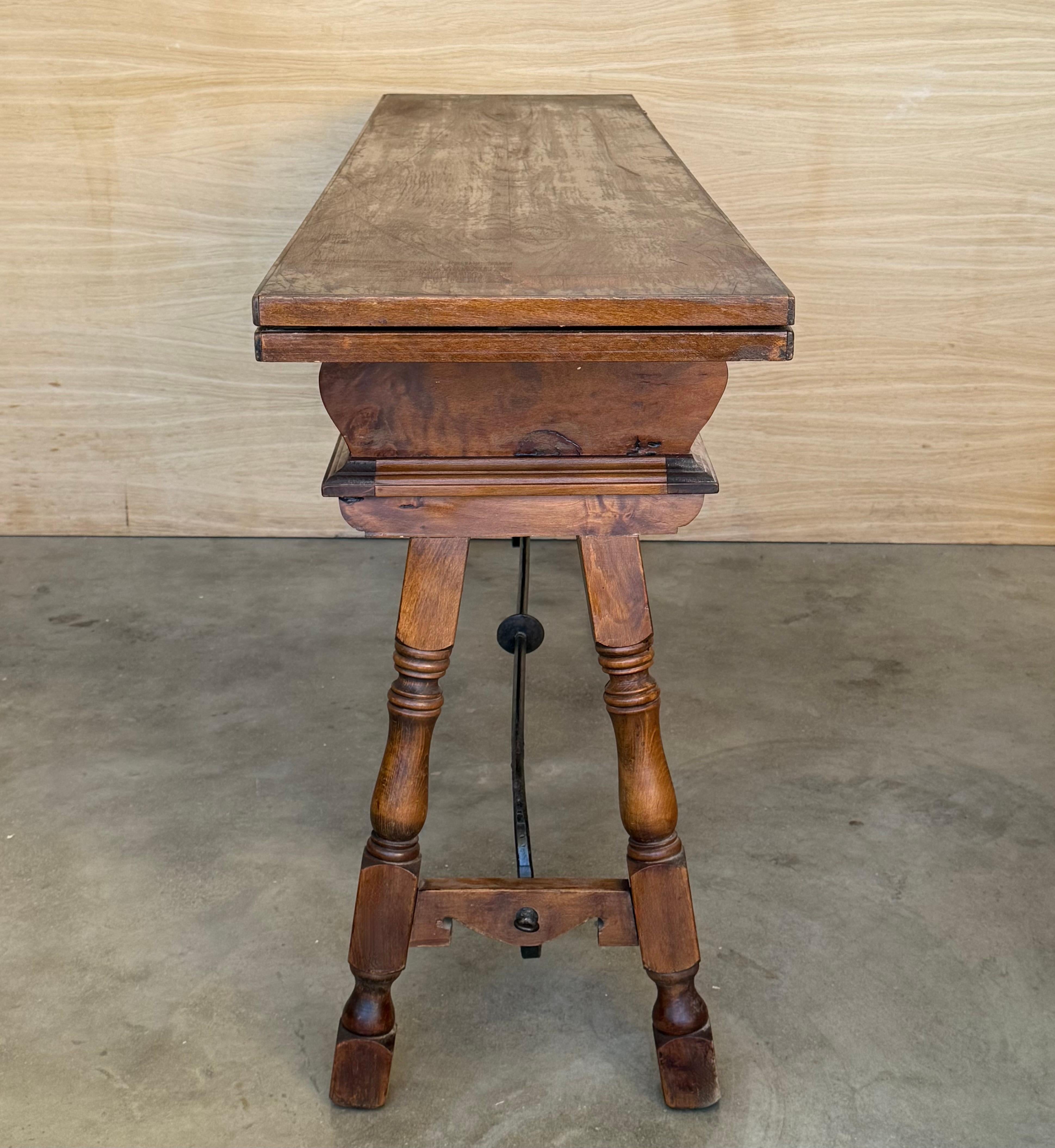 Table console espagnole du 20e siècle avec traverse en fer et deux tiroirs en vente 3